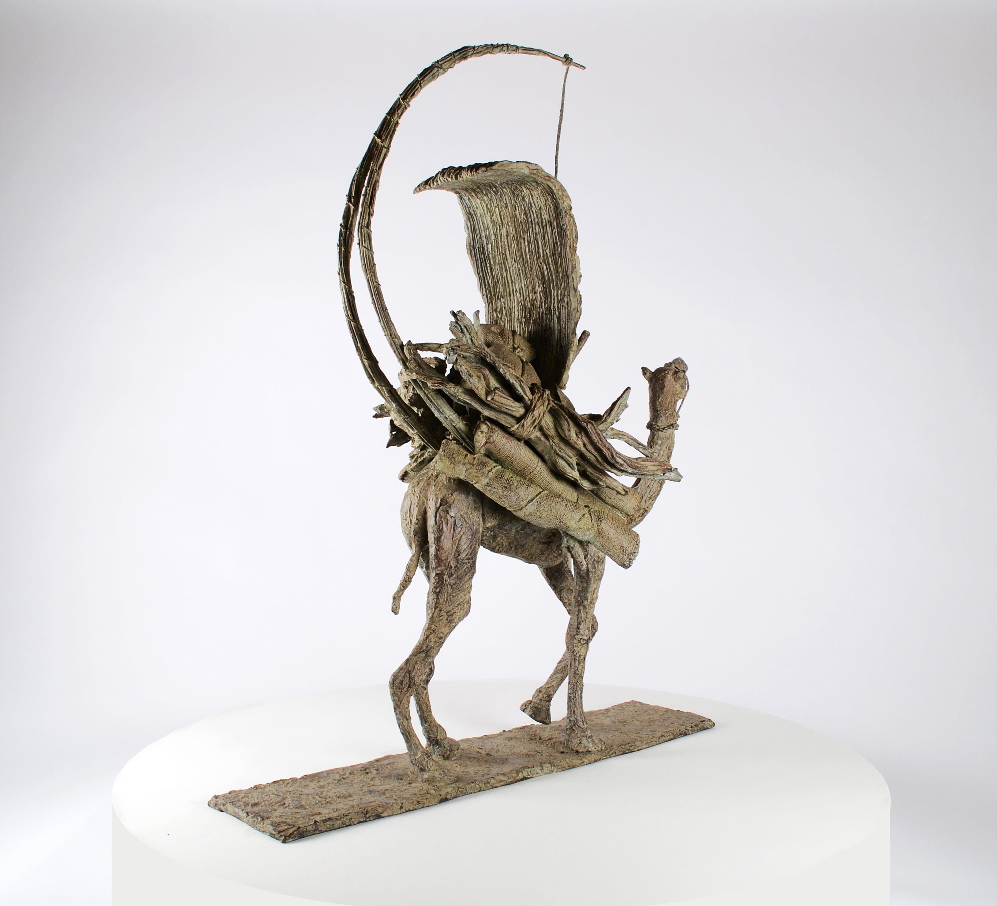 Das Gefäß der Wüste von M. de Soos  Tier-Bronze-Skulptur eines Kamels – Sculpture von Marine de Soos