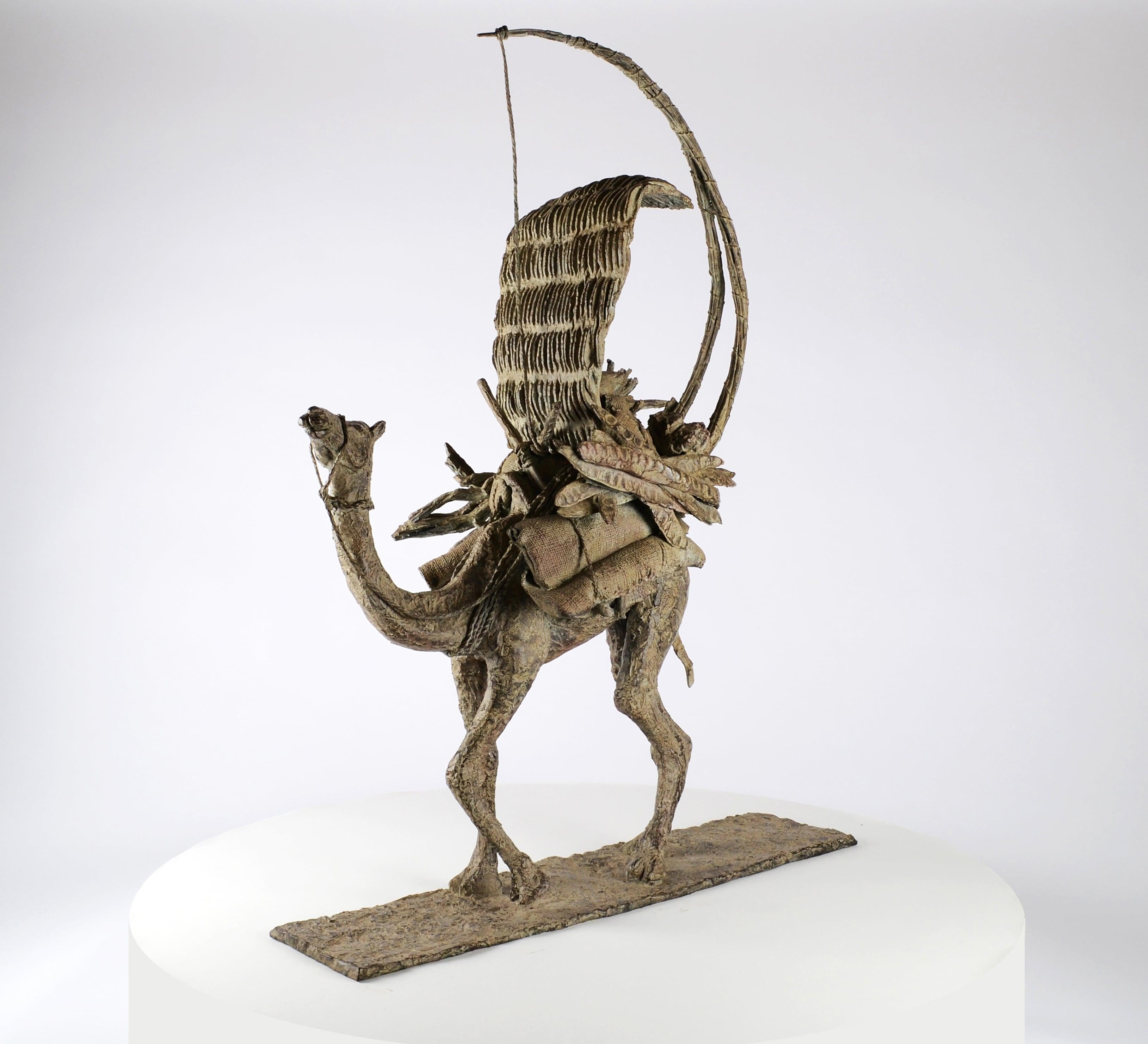 Il Vascello del Deserto di M. de Soos -  Scultura animale in bronzo di un cammello - Figurative Sculpture Oro di Marine de Soos