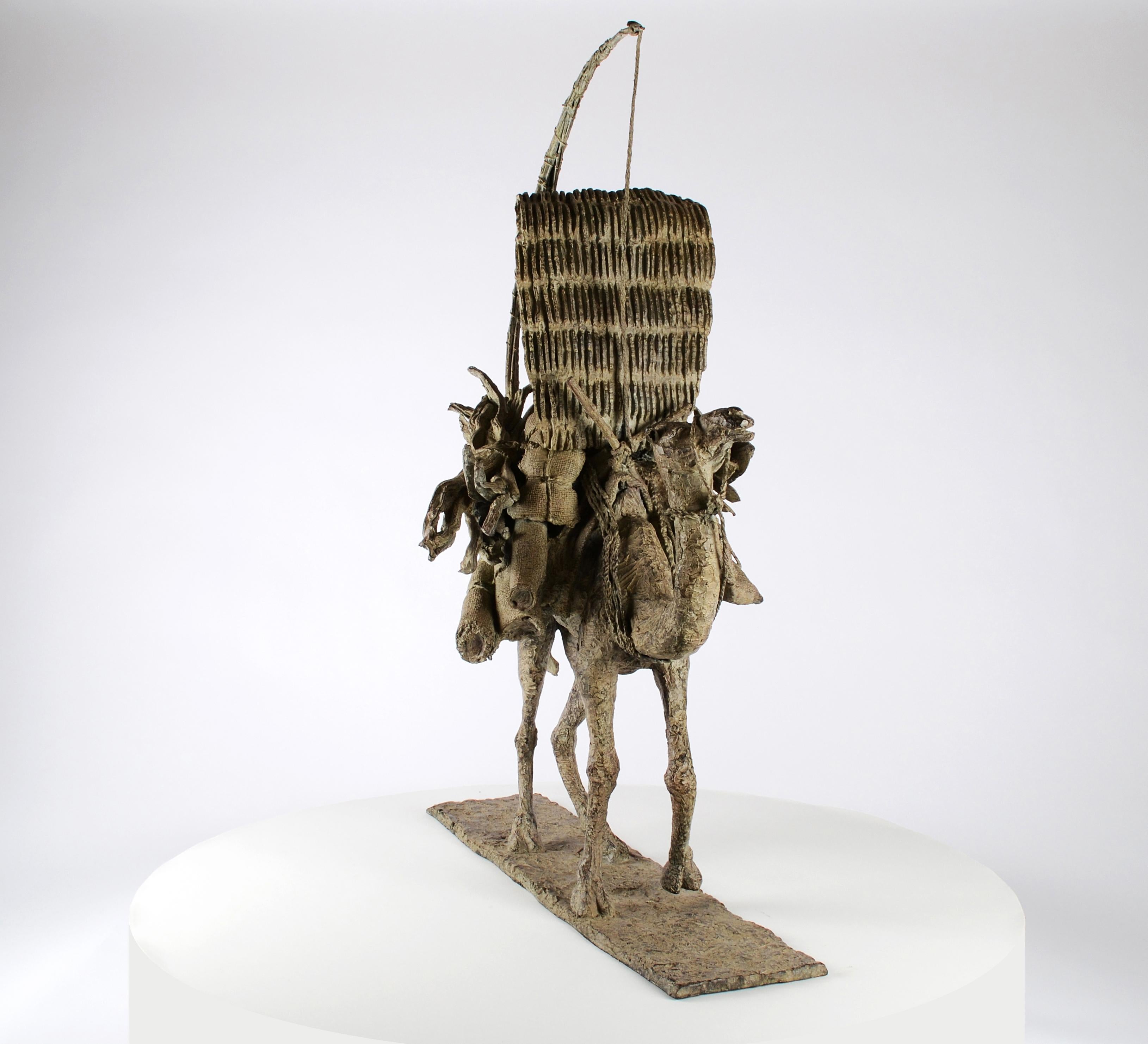 Il vascello del deserto di M. de Soos -  Scultura animale in bronzo di un cammello in vendita 2