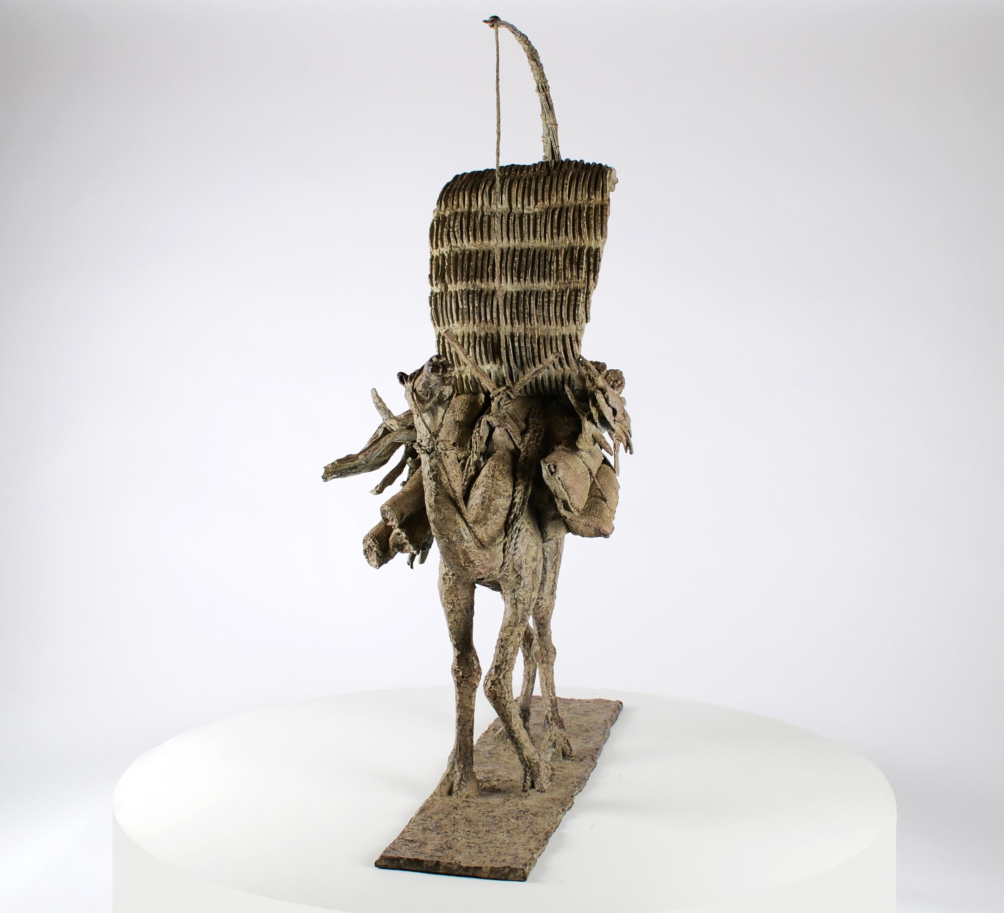 Il vascello del deserto di M. de Soos -  Scultura animale in bronzo di un cammello in vendita 3