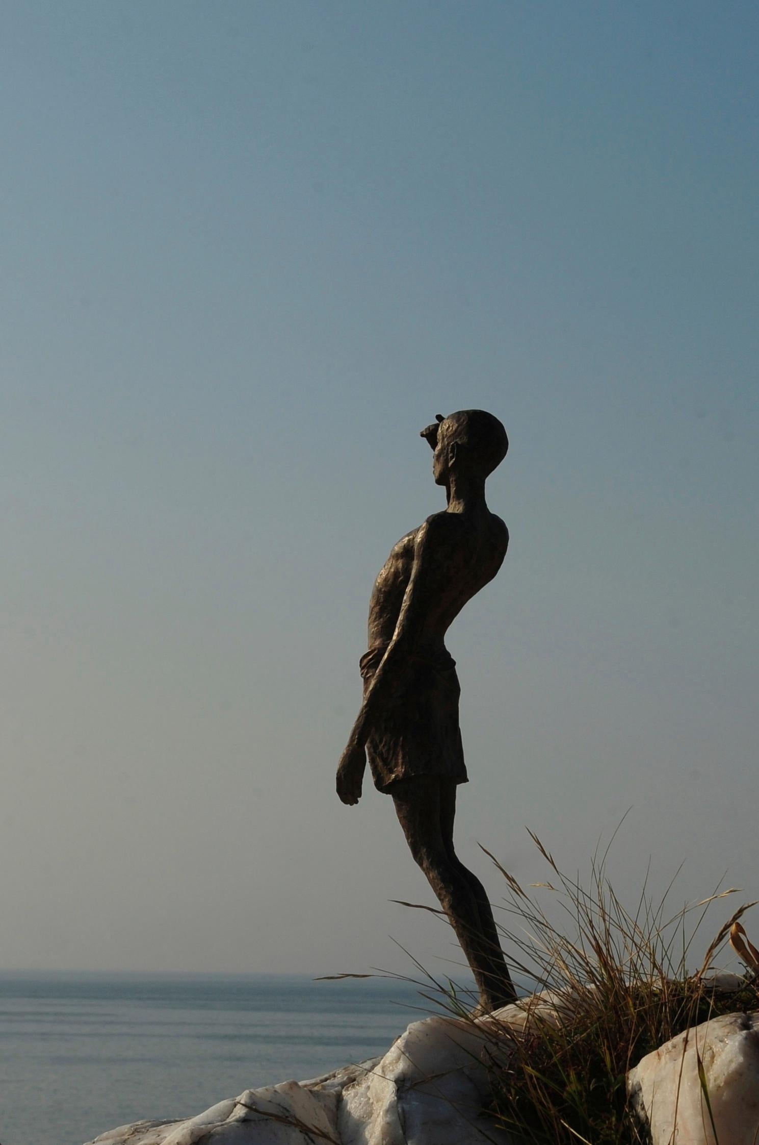 The Waiting Time by Marine de Soos - Bronze nude sculpture, balance, man, dark in vendita 1