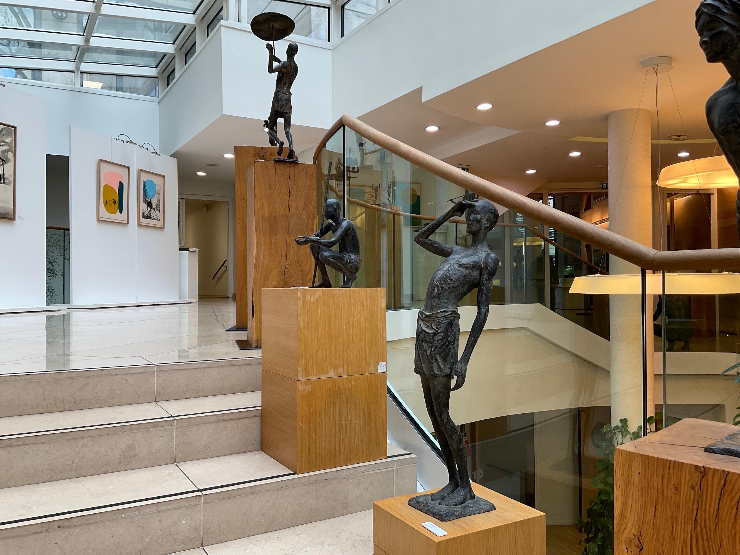 The Waiting Time by Marine de Soos - Bronze nude sculpture, balance, man, dark in vendita 7