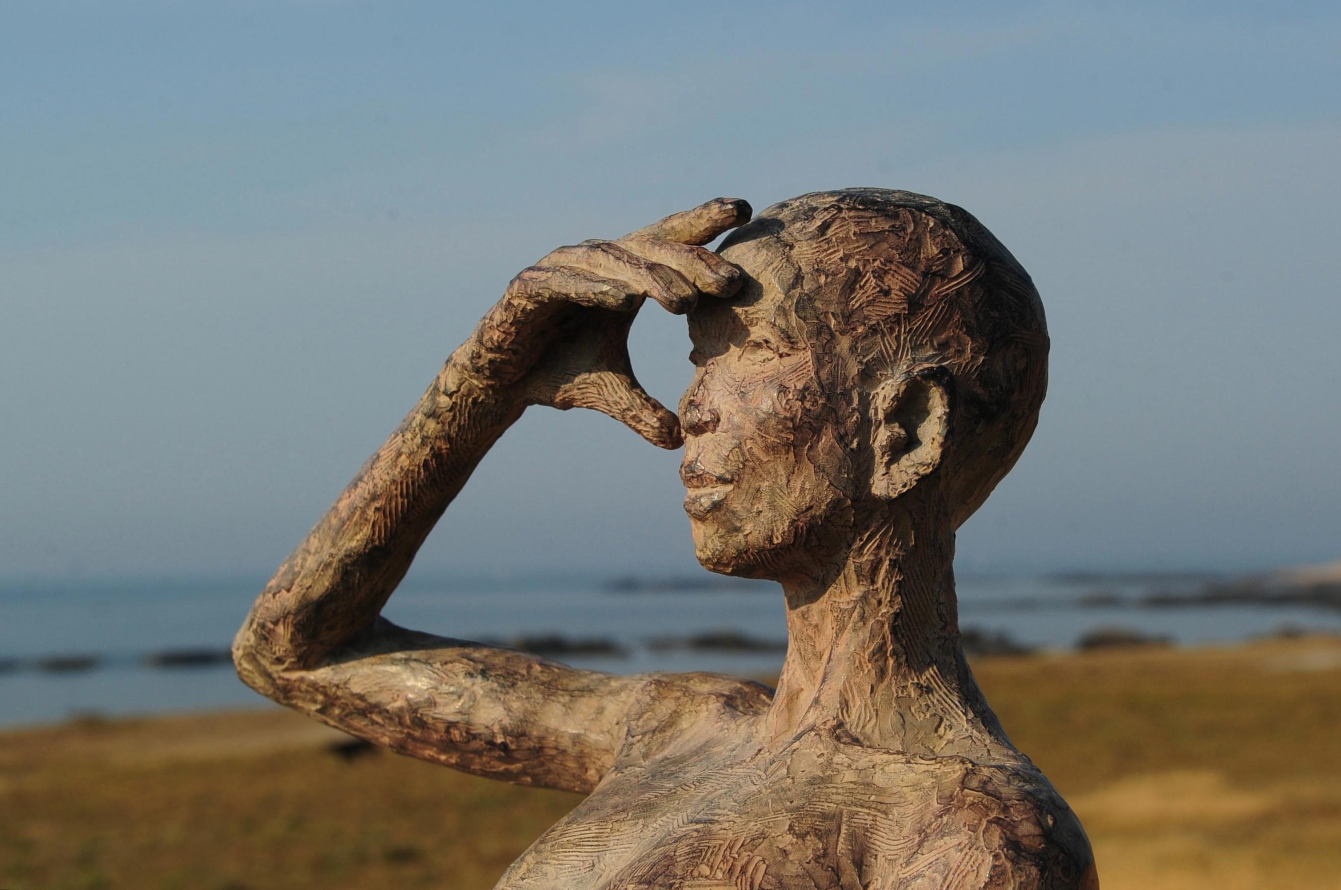 The Waiting Time von Marine de Soos - Bronzeskulptur, stehende Figur, Mann im Angebot 4