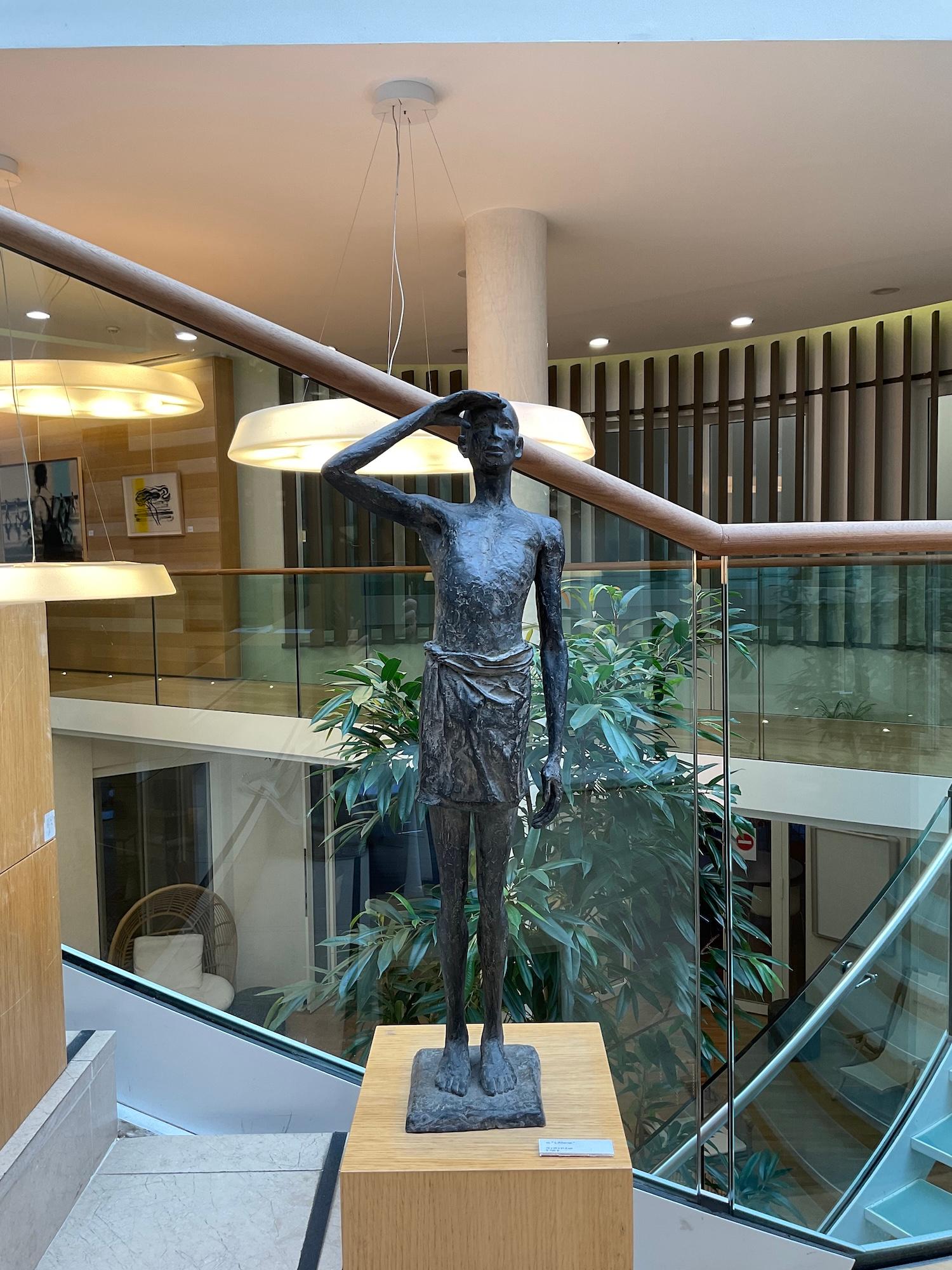 The Waiting Time di Marine de Soos - Scultura nuda in bronzo, equilibrio, uomo, buio in vendita 5