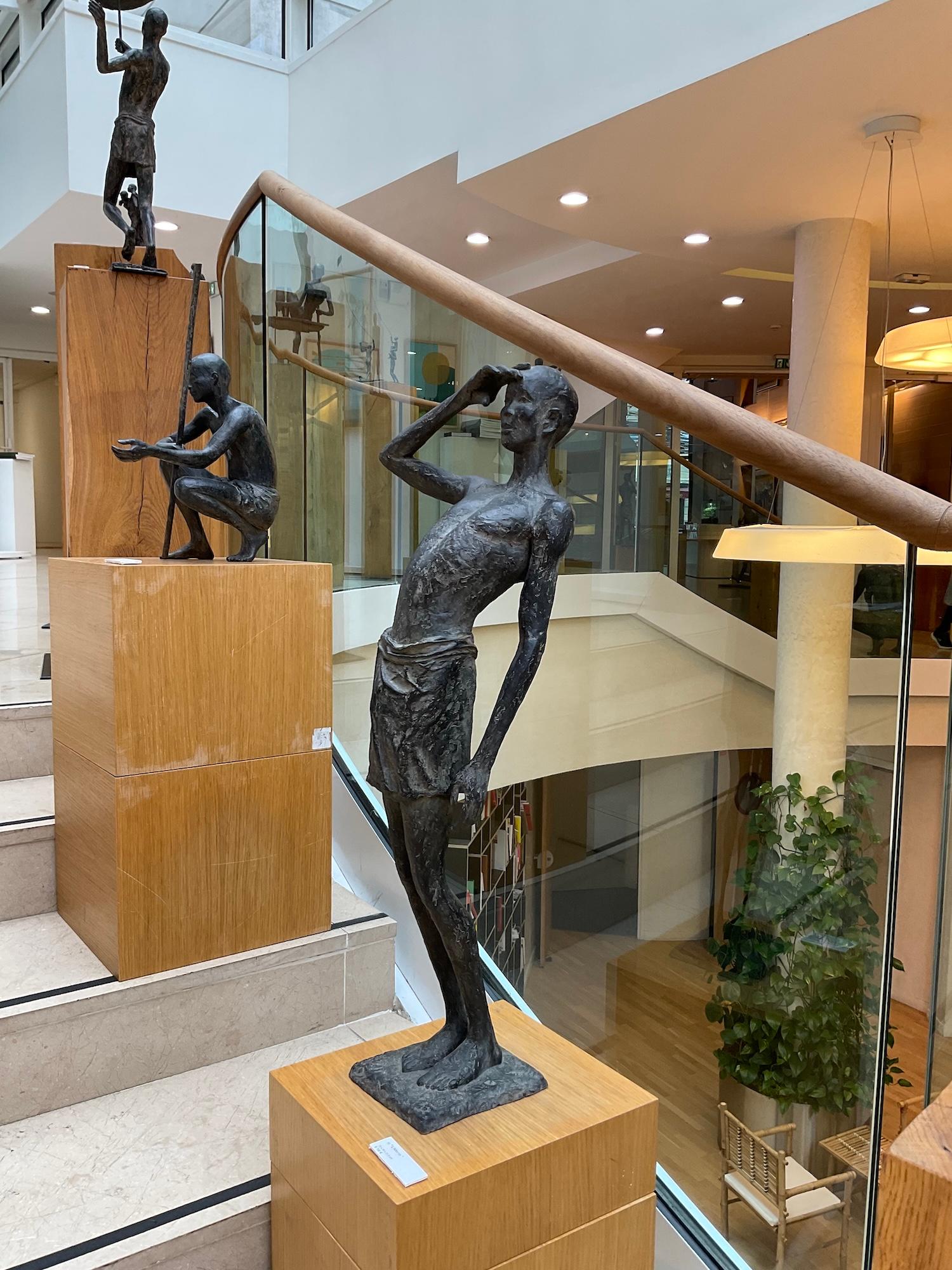 The Waiting Time di Marine de Soos - Scultura nuda in bronzo, equilibrio, uomo, buio in vendita 4