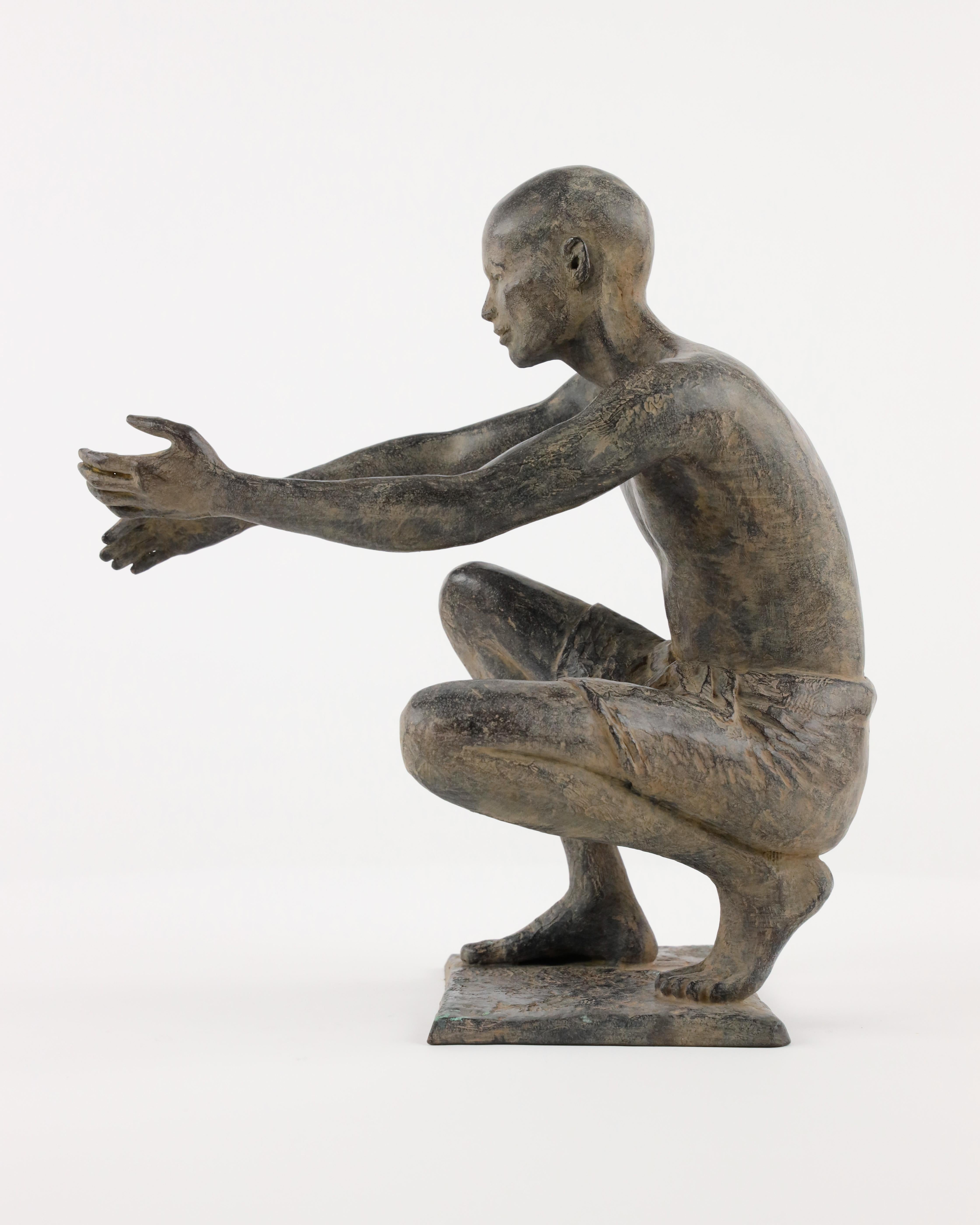 La Bienvenida de Marine de Soos - Escultura exterior de bronce, figura masculina en cuclillas en venta 9
