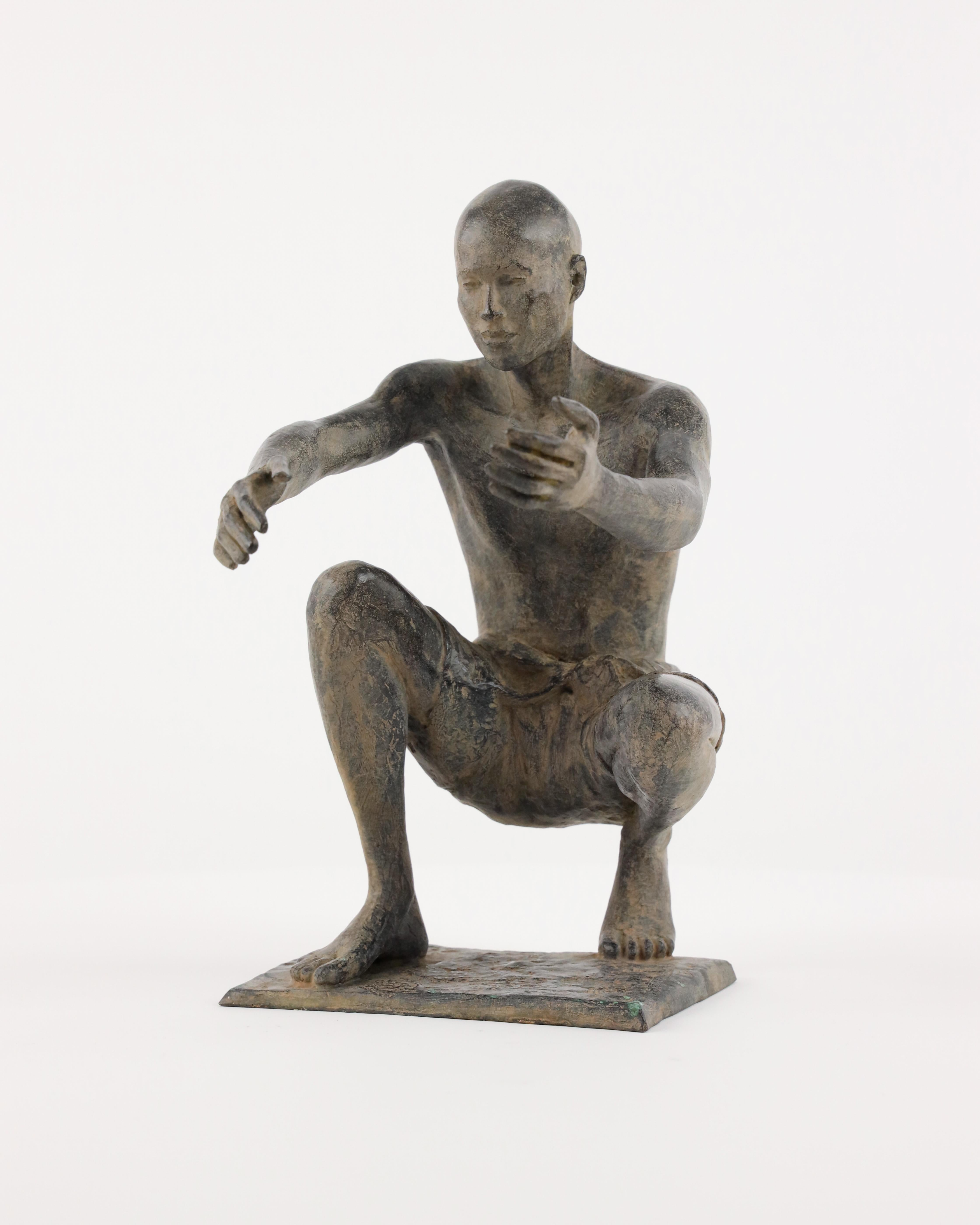 La Bienvenida de Marine de Soos - Escultura exterior de bronce, figura masculina en cuclillas en venta 10
