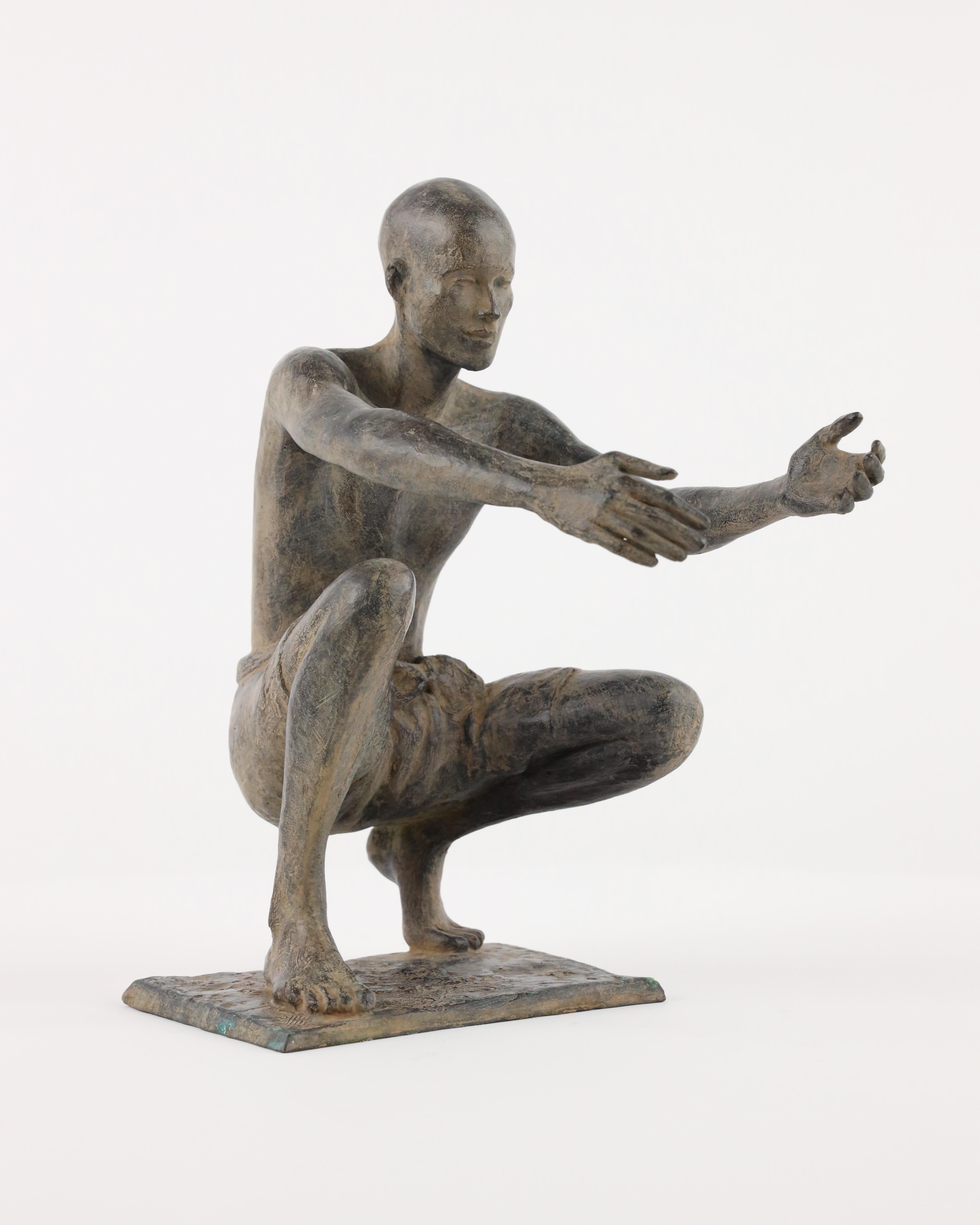 The Welcome by Marine de Soos - Sculpture en bronze d'extérieur, figure masculine assise en vente 5