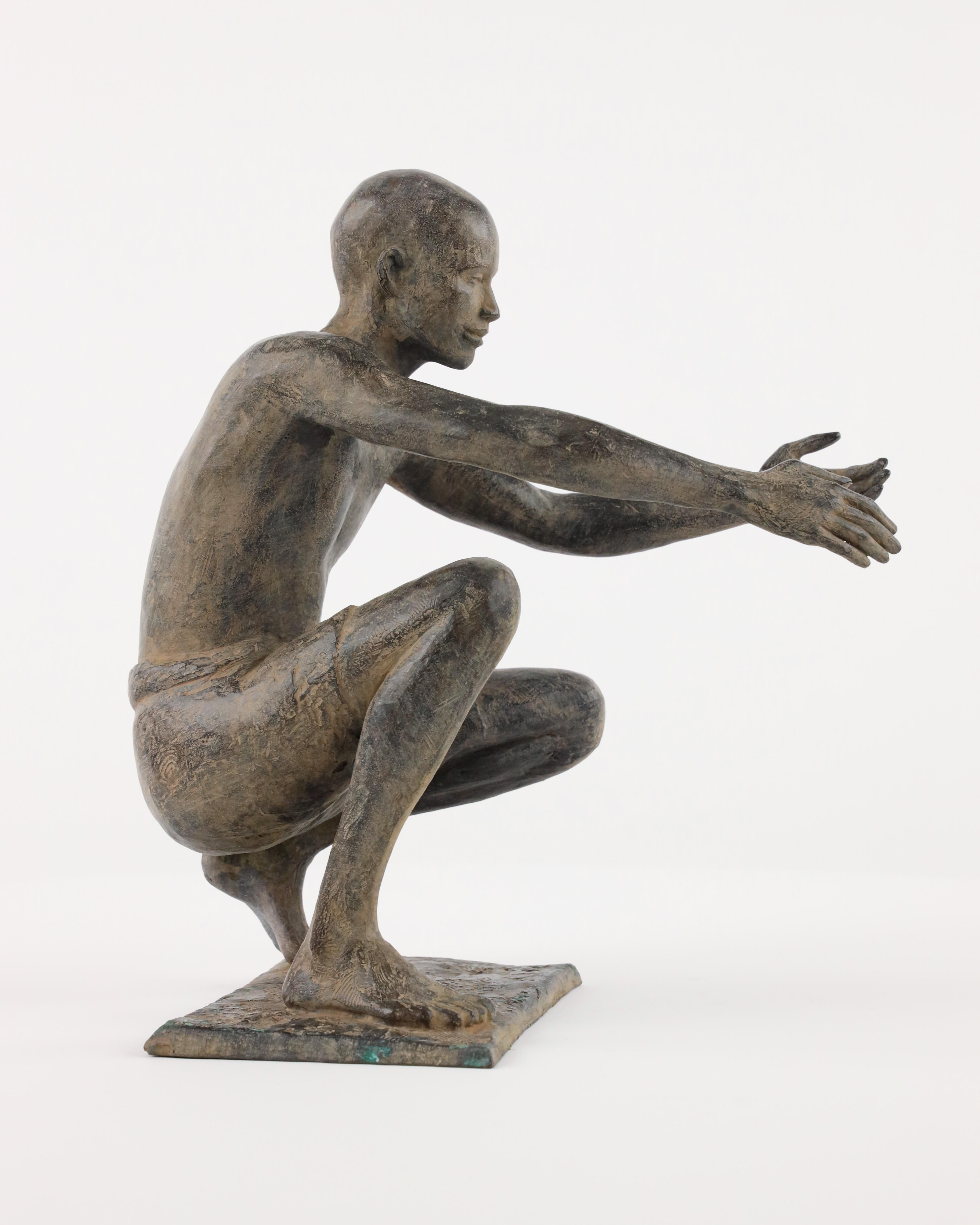 La Bienvenida de Marine de Soos - Escultura exterior de bronce, figura masculina en cuclillas en venta 6