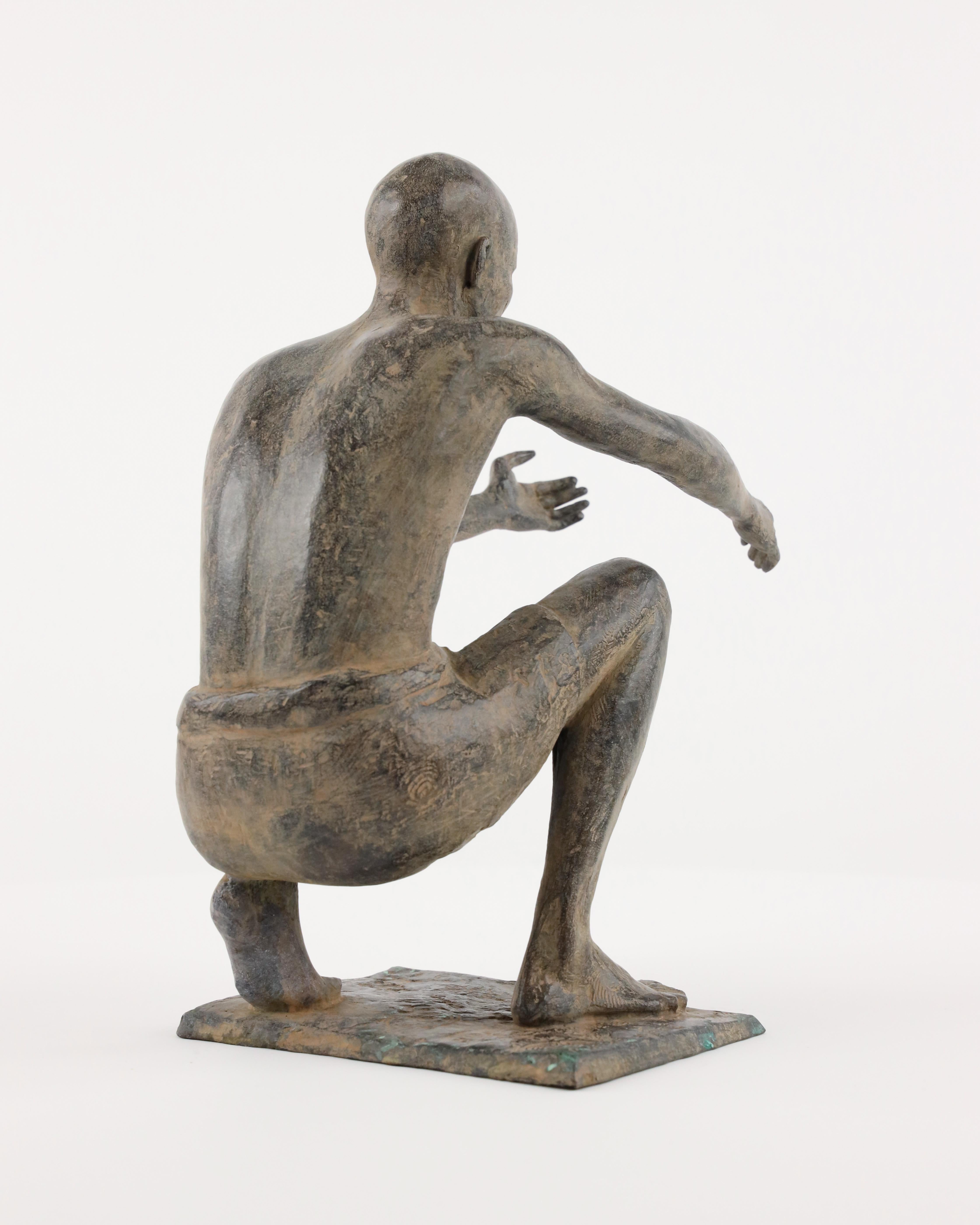 La Bienvenida de Marine de Soos - Escultura exterior de bronce, figura masculina en cuclillas en venta 7