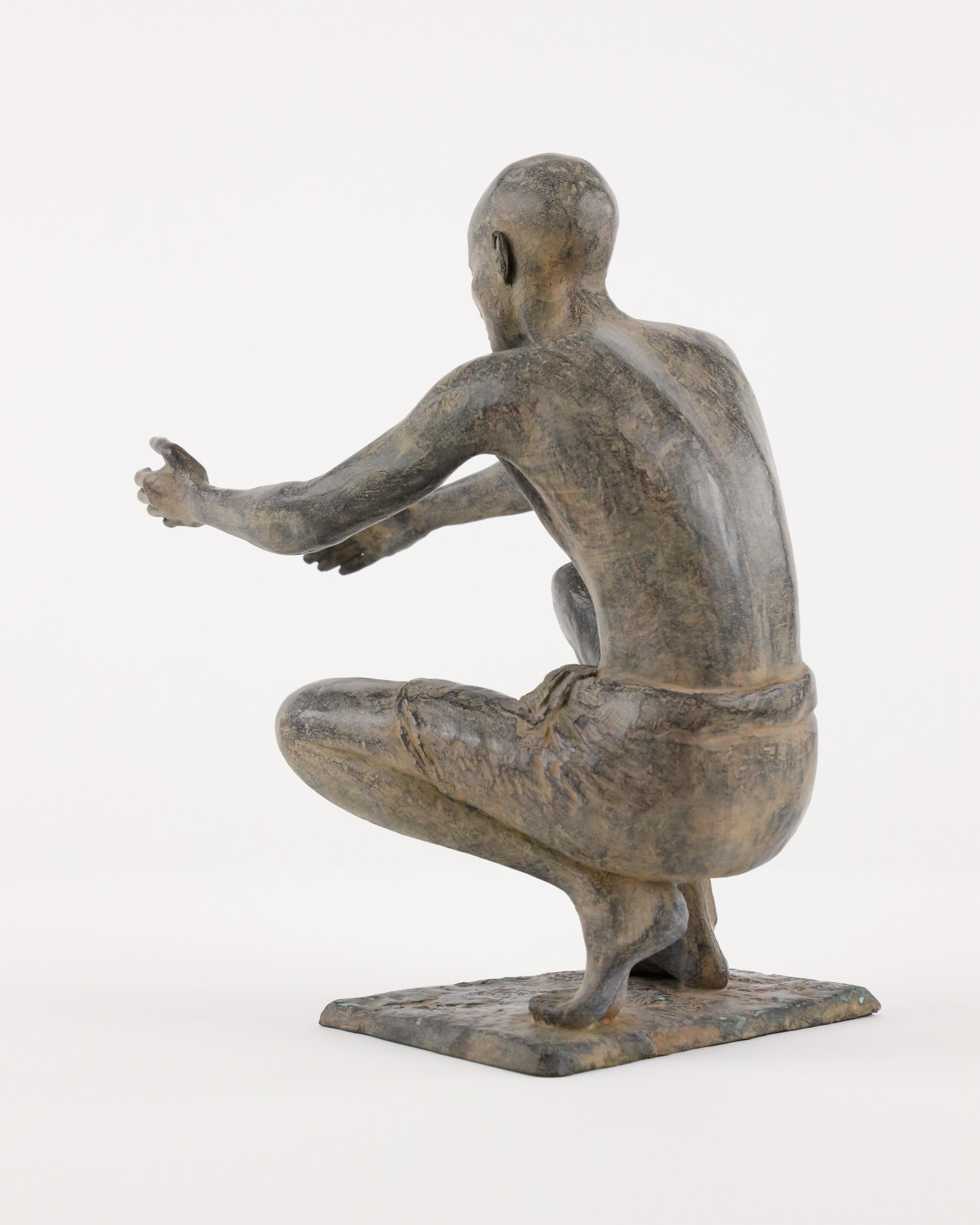 The Welcome by Marine de Soos - Sculpture en bronze d'extérieur, figure masculine assise en vente 8