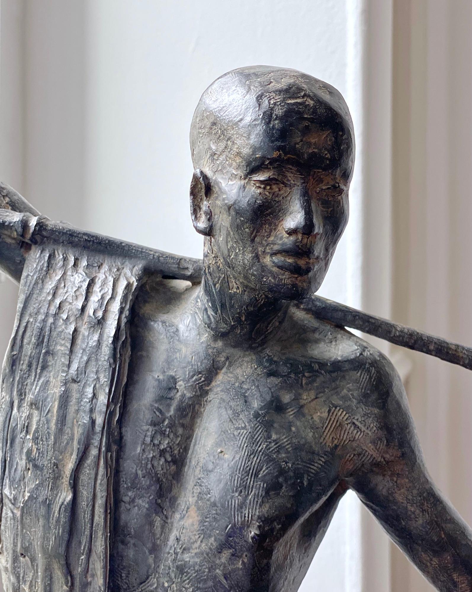 Trashumancia de Marine de Soos - Escultura de bronce, figura humana, hombre, caminar, oscuridad en venta 10