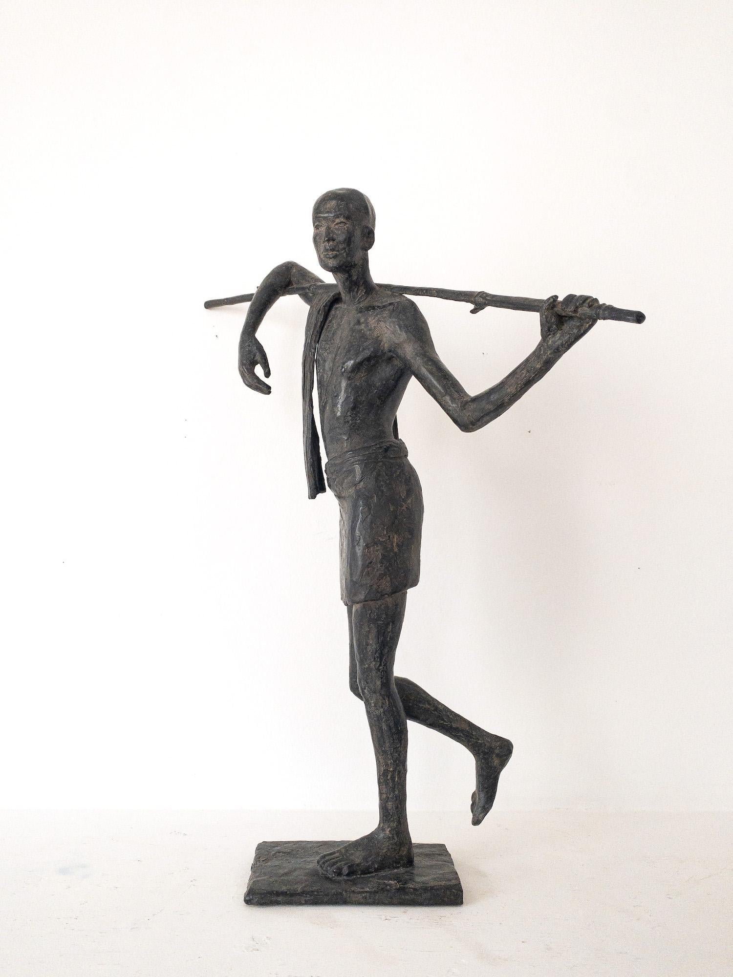 Trashumancia de Marine de Soos - Escultura de bronce, figura humana, hombre, caminar, oscuridad en venta 13