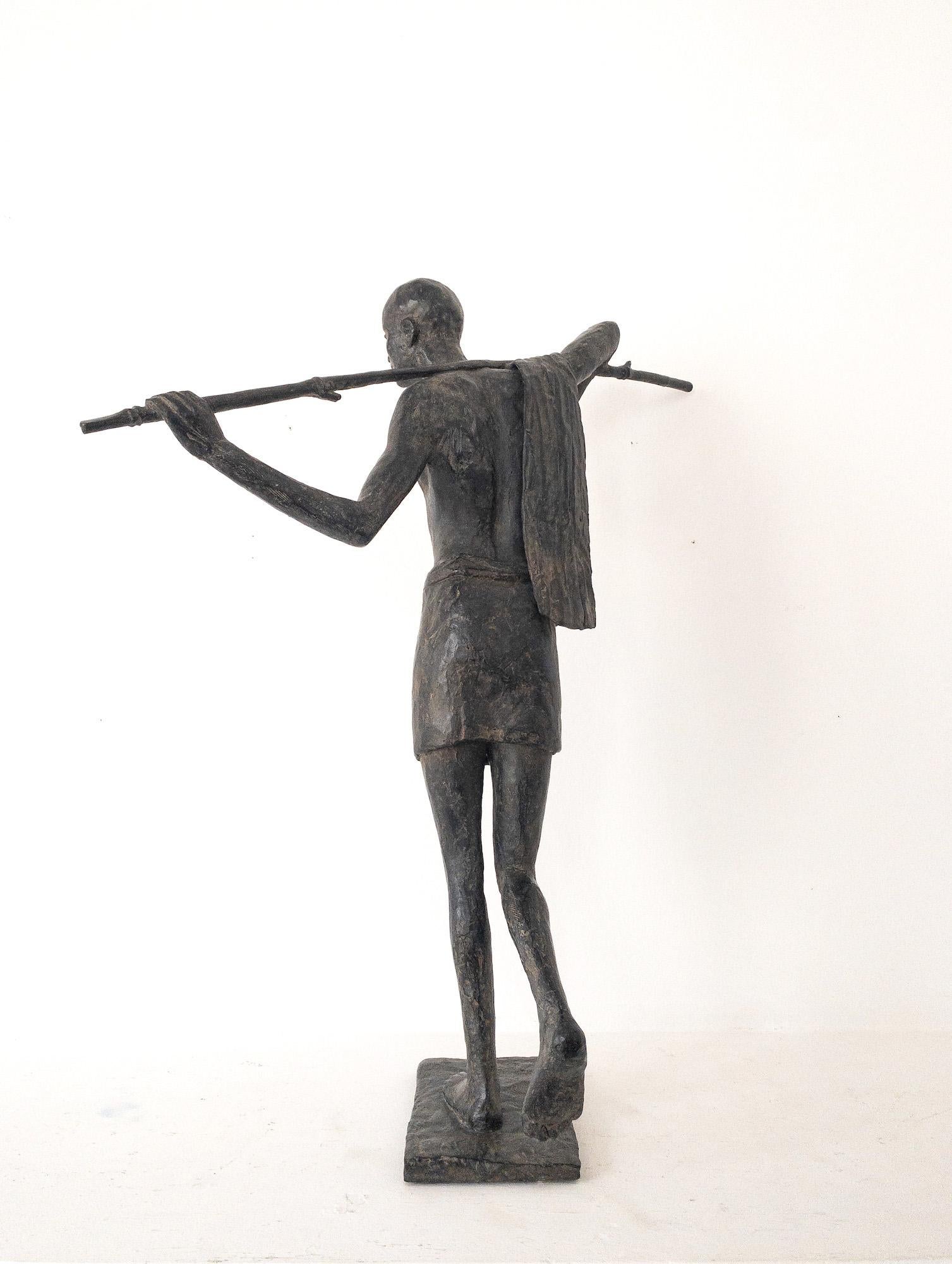 Trashumancia de Marine de Soos - Escultura de bronce, figura humana, hombre, caminar, oscuridad en venta 14