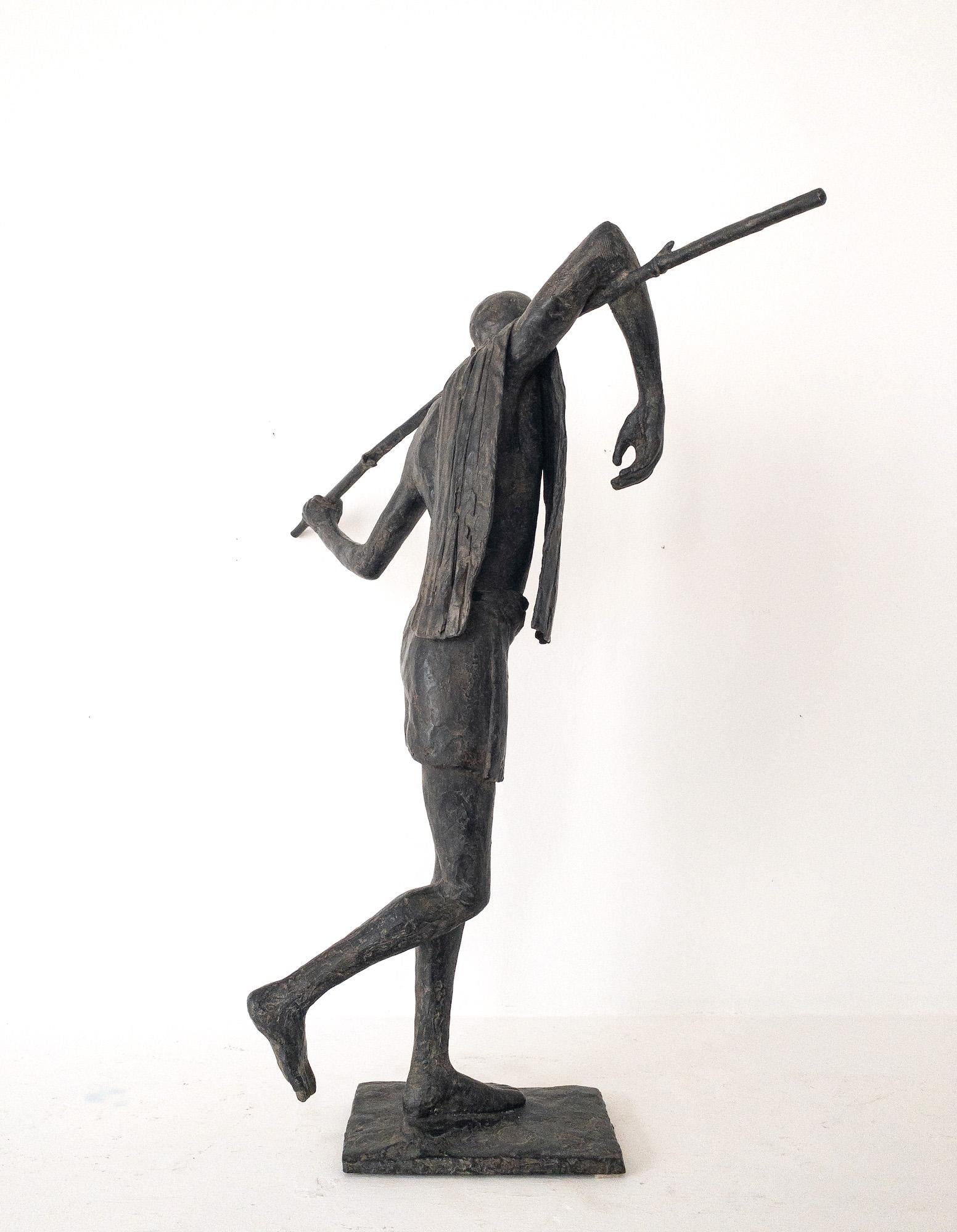 Trashumancia de Marine de Soos - Escultura de bronce, figura humana, hombre, caminar, oscuridad en venta 15