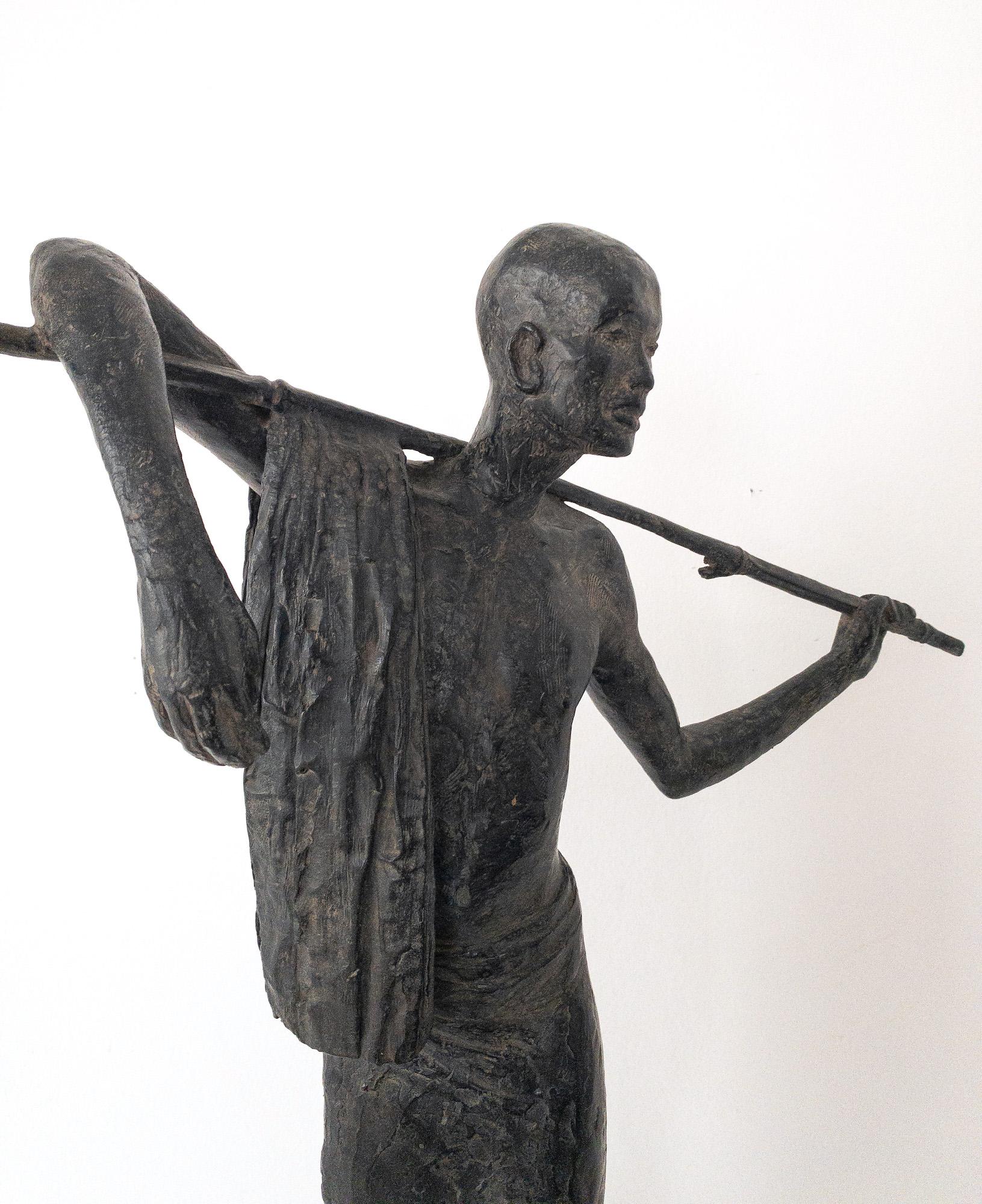 Trashumancia de Marine de Soos - Escultura de bronce, figura humana, hombre, caminar, oscuridad en venta 16
