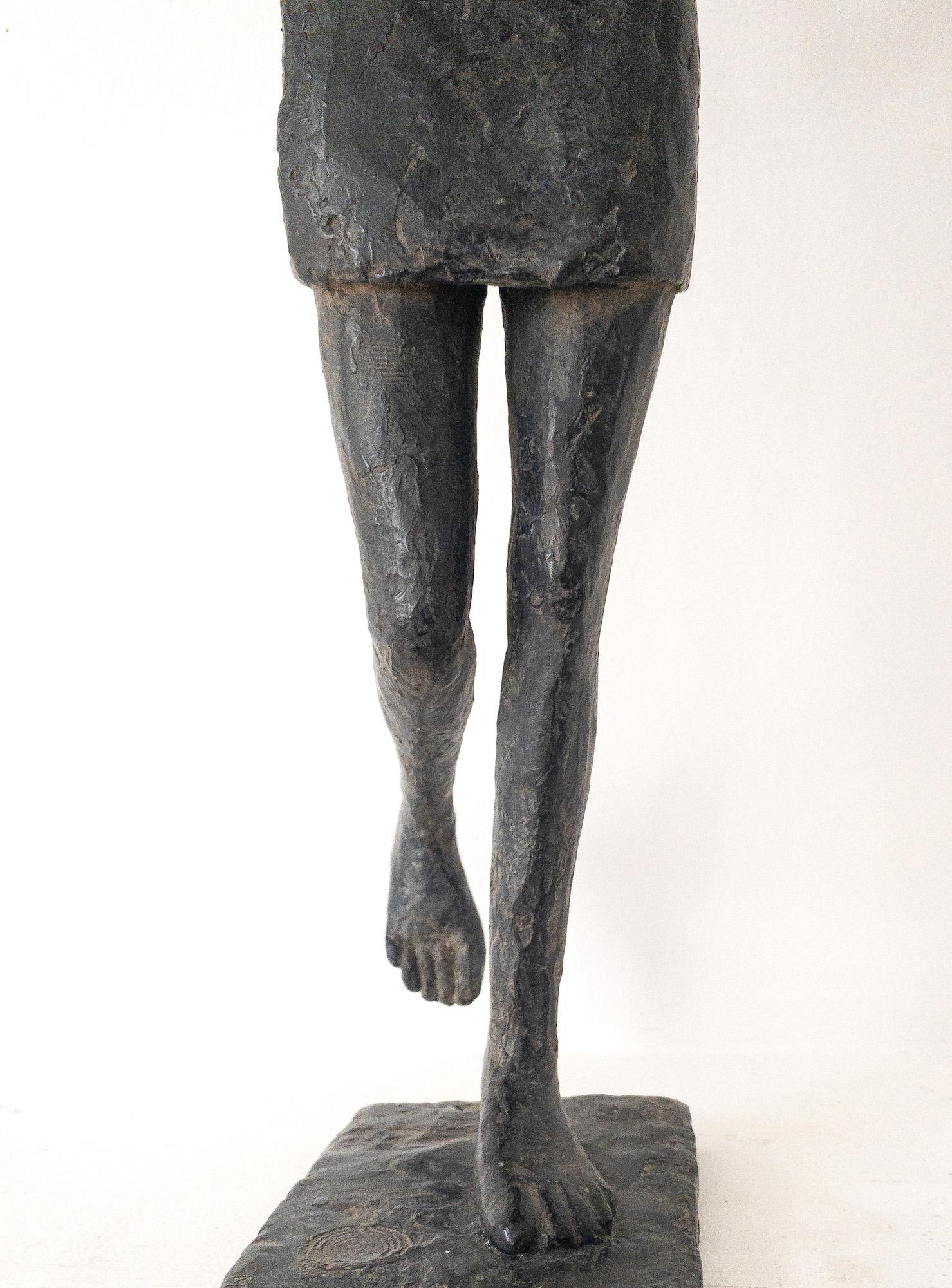 Trashumancia de Marine de Soos - Escultura de bronce, figura humana, hombre, caminar, oscuridad en venta 17