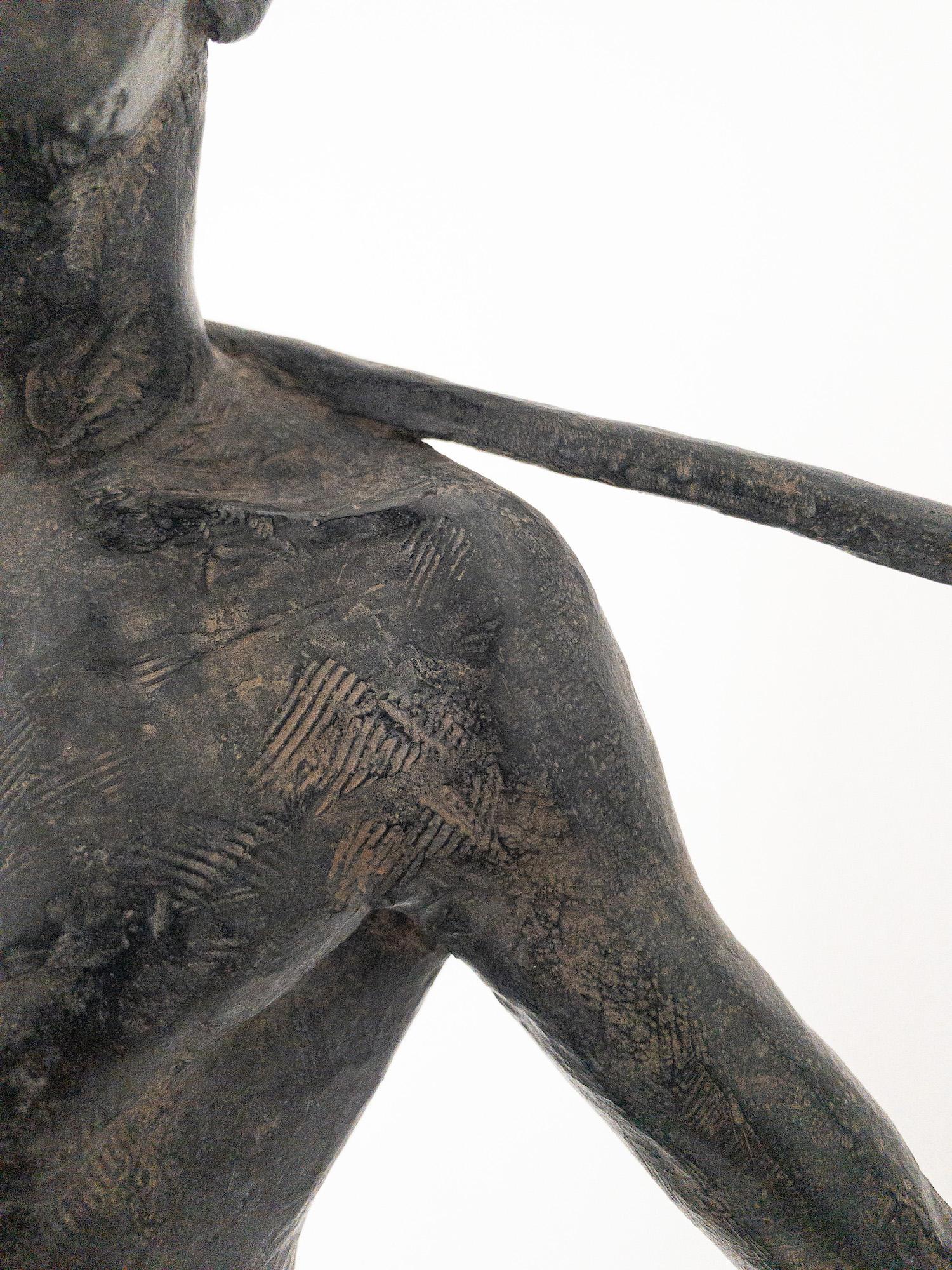 Trashumancia de Marine de Soos - Escultura de bronce, figura humana, hombre, caminar, oscuridad en venta 18