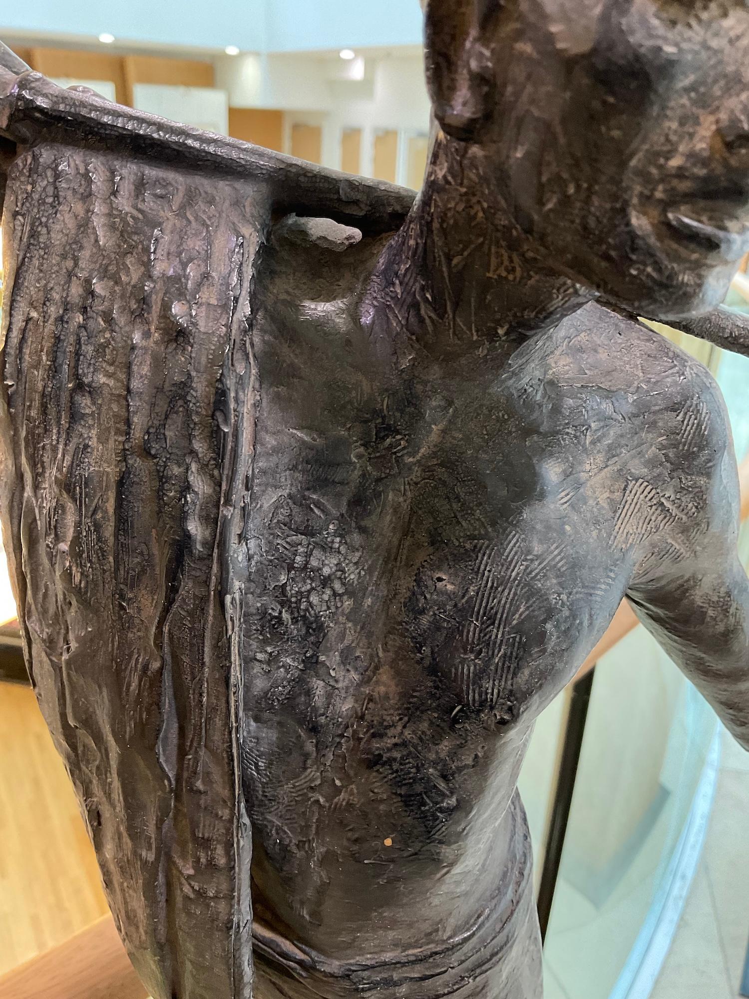 Trashumancia de Marine de Soos - Escultura de bronce, figura humana, hombre, caminar, oscuridad en venta 11