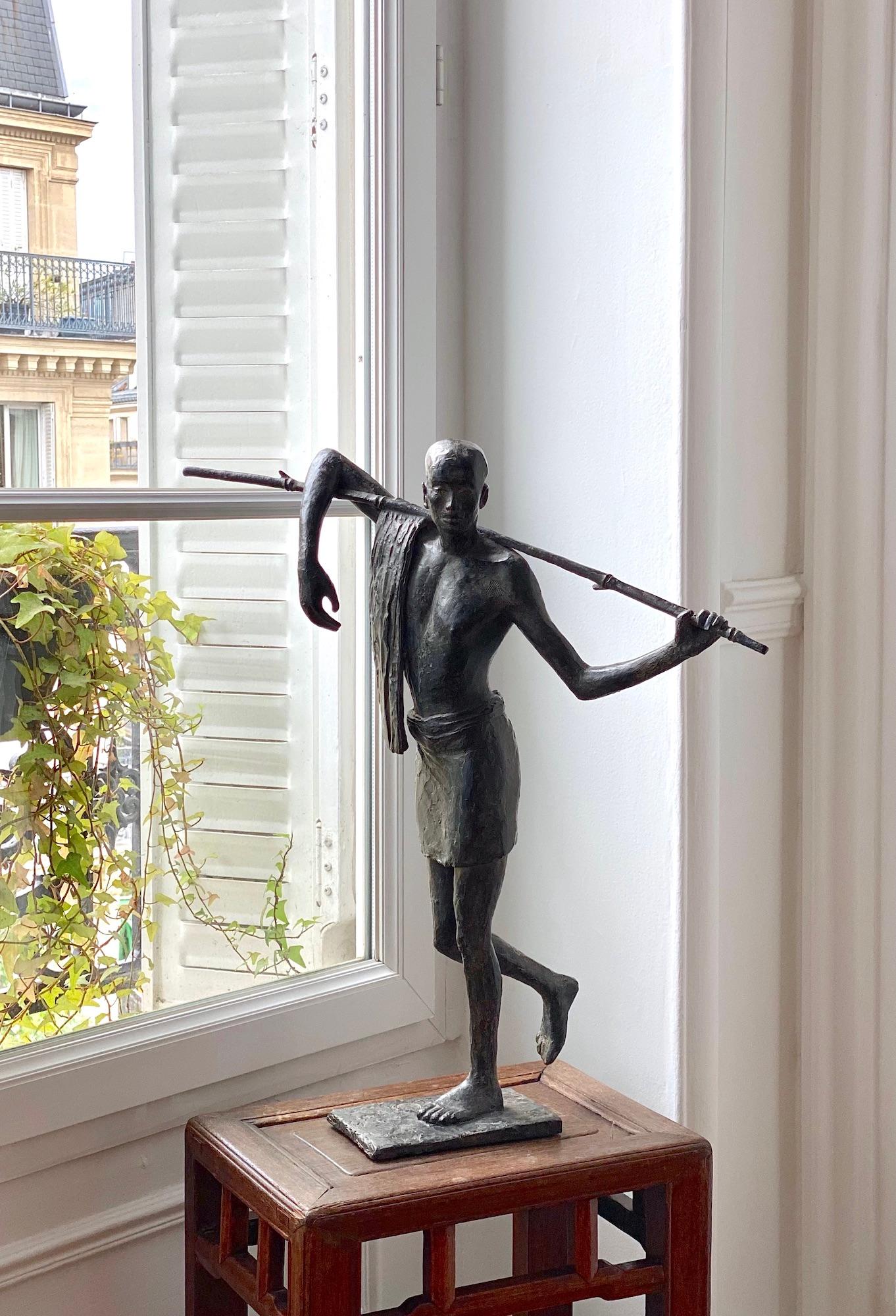 Trashumancia de Marine de Soos - Escultura de bronce, figura humana, hombre, caminar, oscuridad en venta 1