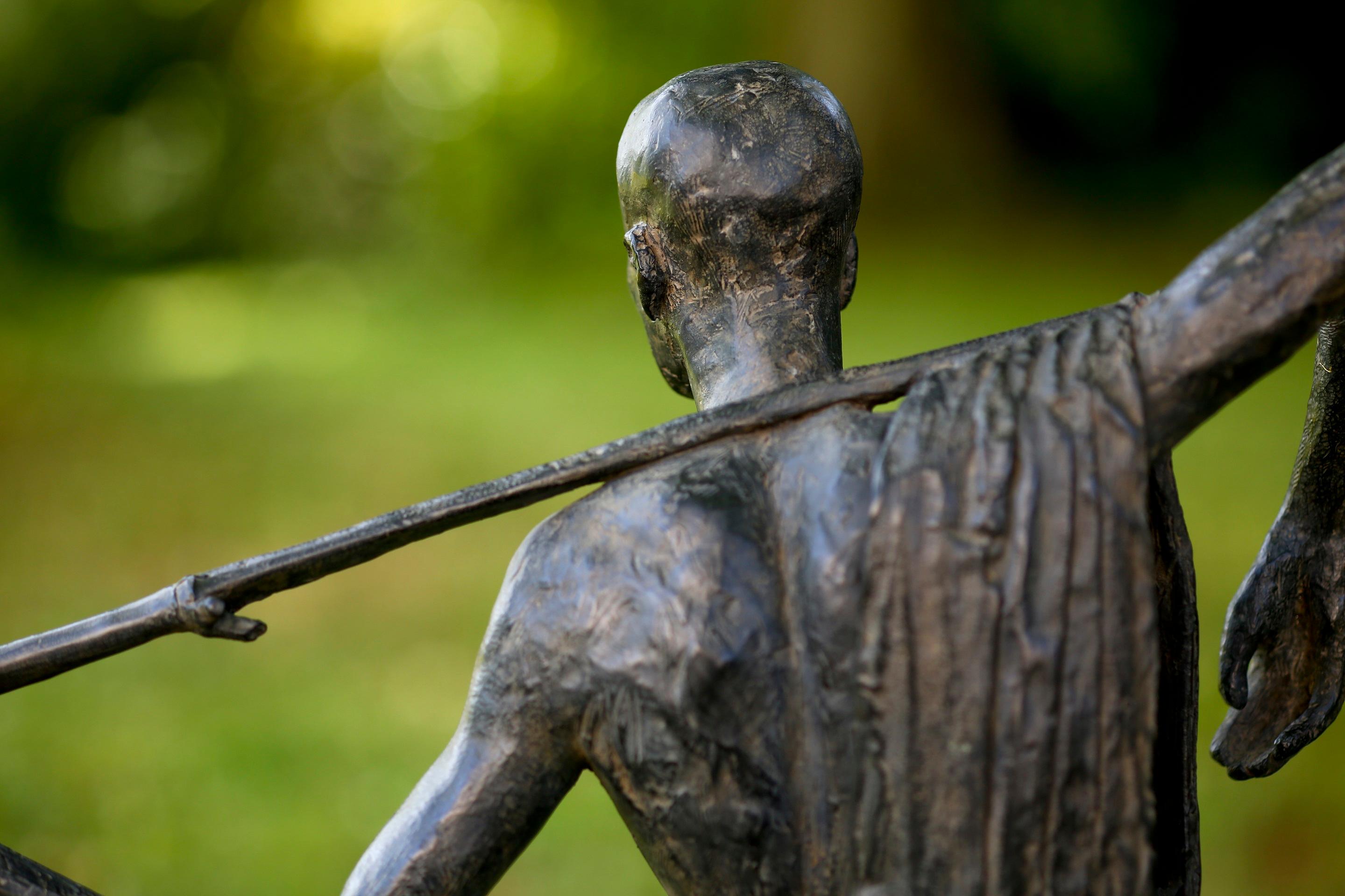 Trashumancia de Marine de Soos - Escultura de bronce, figura humana, hombre, caminar, oscuridad en venta 2