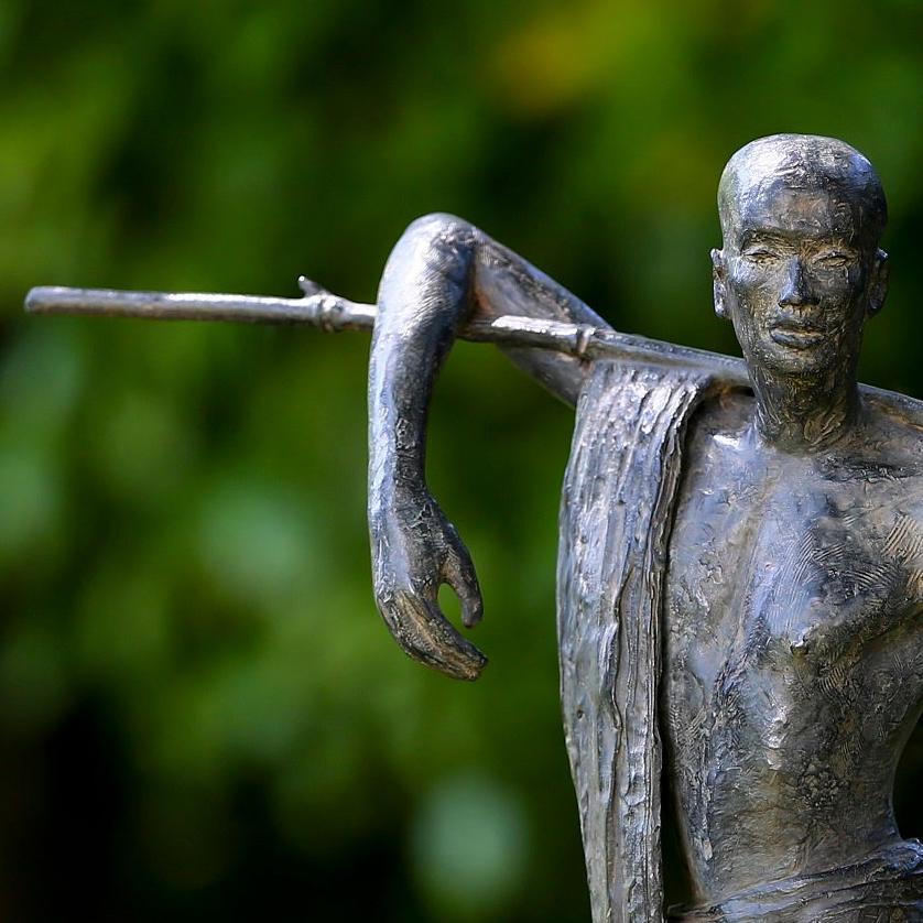 Trashumancia de Marine de Soos - Escultura de bronce, figura humana, hombre, caminar, oscuridad en venta 3