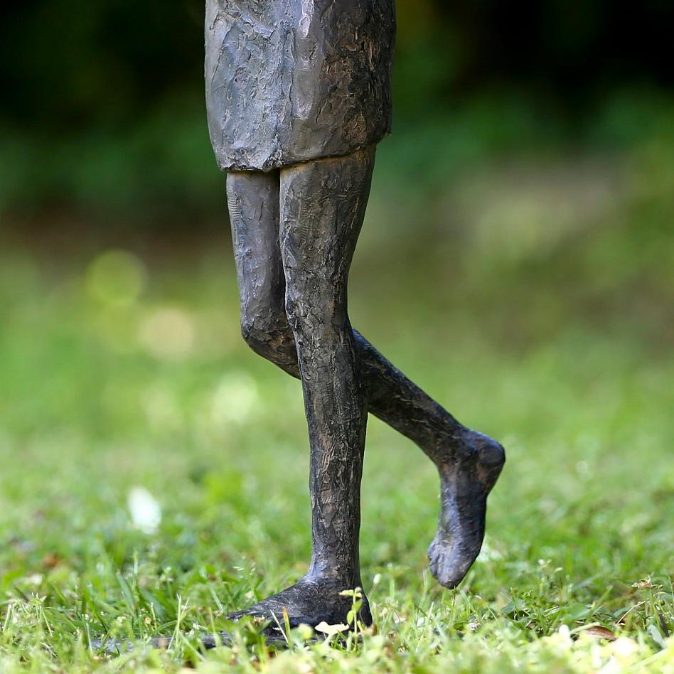 Trashumancia de Marine de Soos - Escultura de bronce, figura humana, hombre, caminar, oscuridad en venta 4