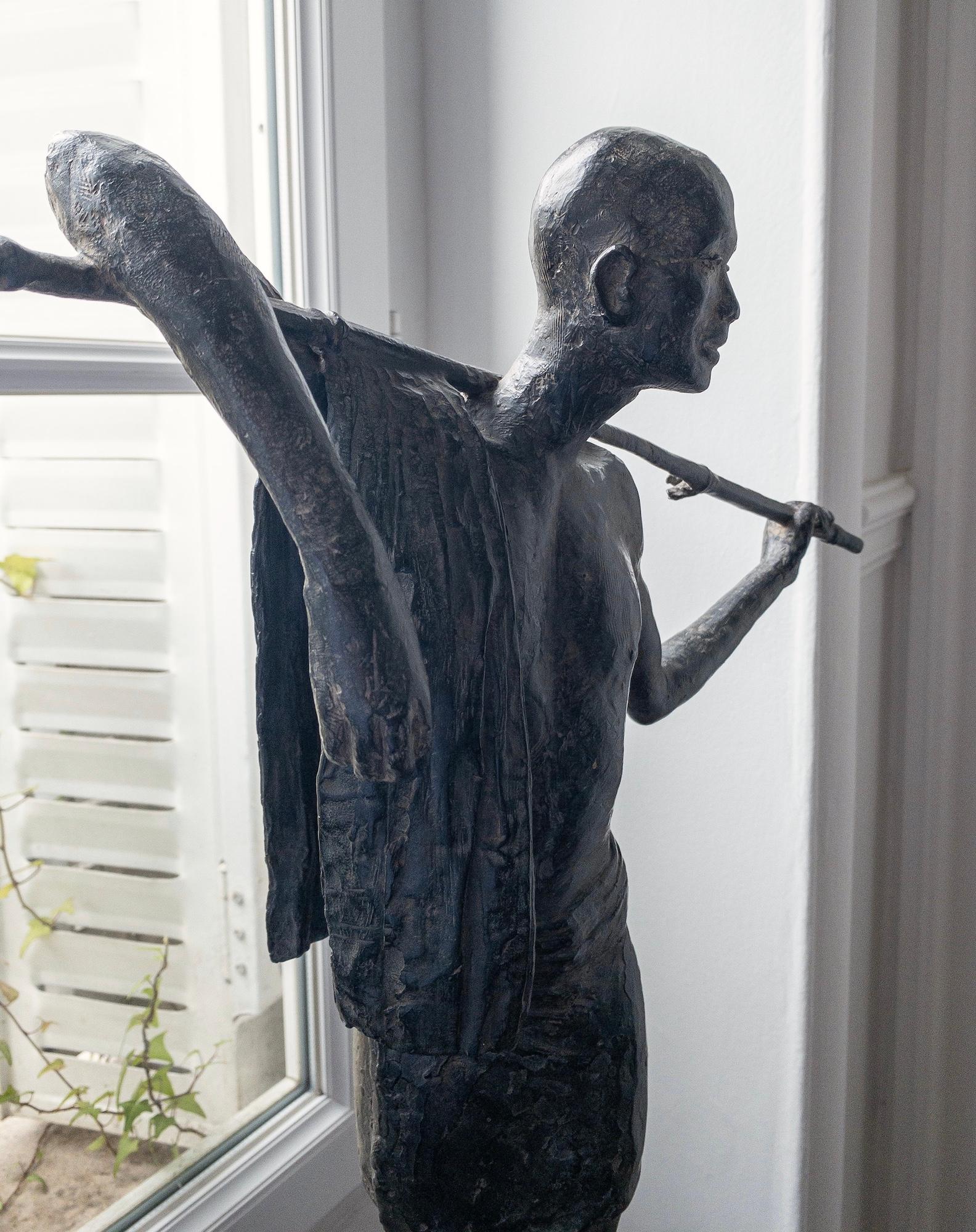 Trashumancia de Marine de Soos - Escultura de bronce, figura humana, hombre, caminar, oscuridad en venta 7