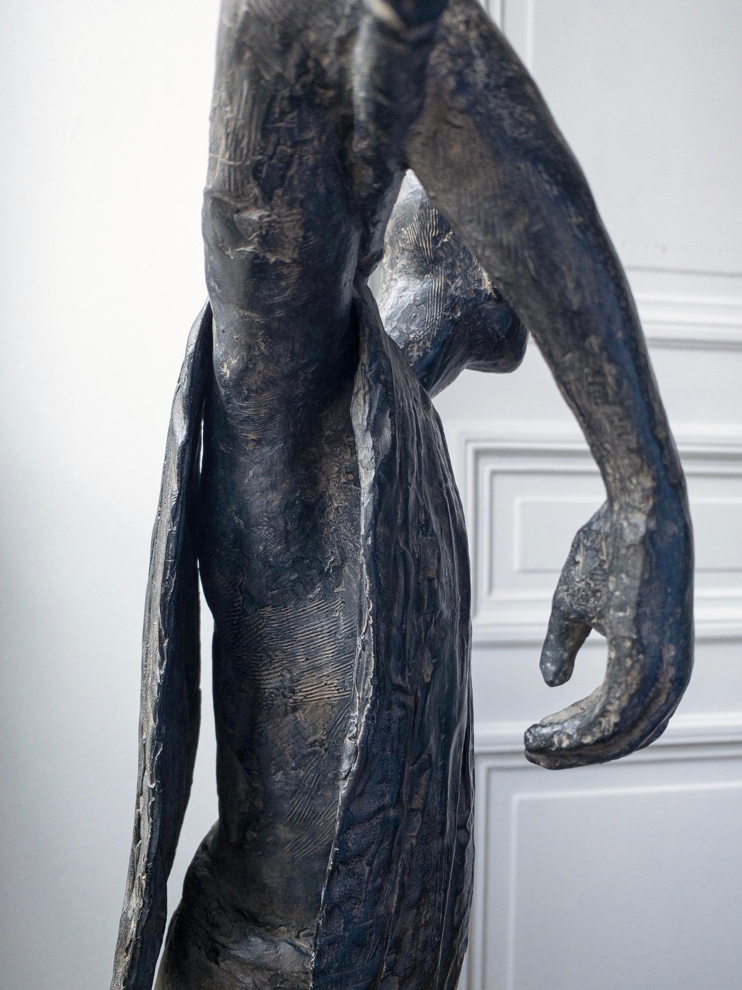 Trashumancia de Marine de Soos - Escultura de bronce, figura humana, hombre, caminar, oscuridad en venta 8