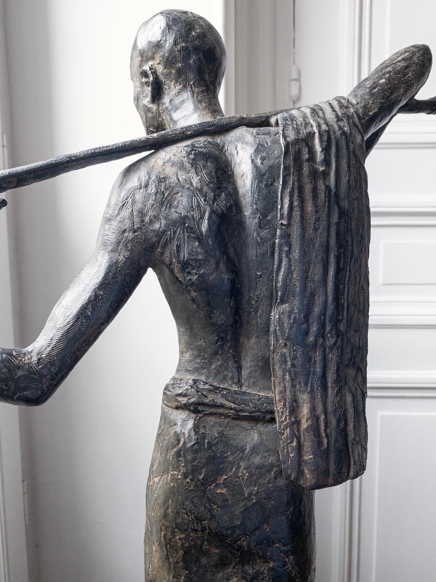 Trashumancia de Marine de Soos - Escultura de bronce, figura humana, hombre, caminar, oscuridad en venta 9