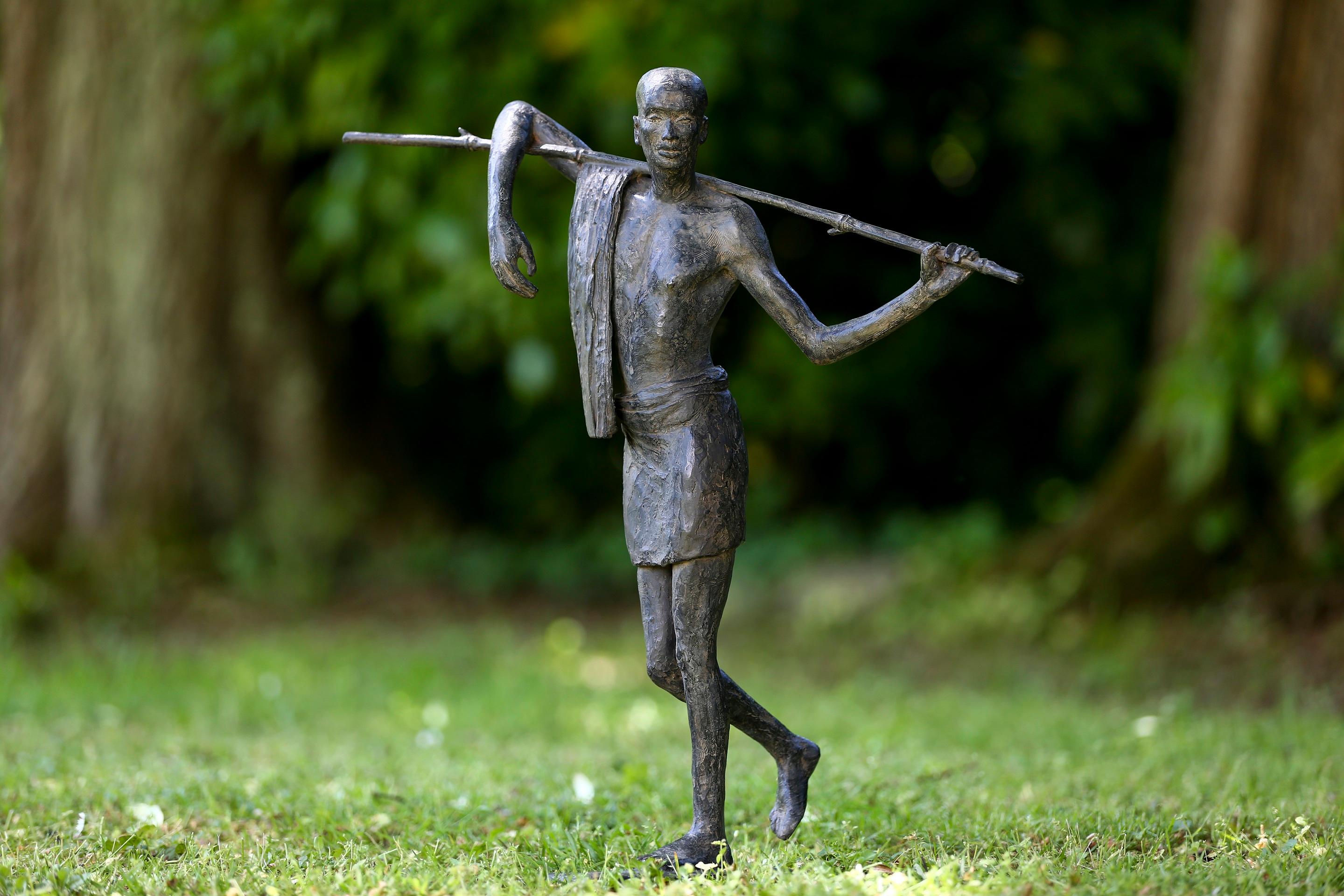 Transhumance ist eine Bronzeskulptur der französischen zeitgenössischen Künstlerin Marine de Soos mit den Maßen 61 × 56 × 37 cm (24 × 22 × 14,6 in). 
Die Skulptur ist signiert und nummeriert, gehört zu einer limitierten Auflage von 8 Exemplaren + 4