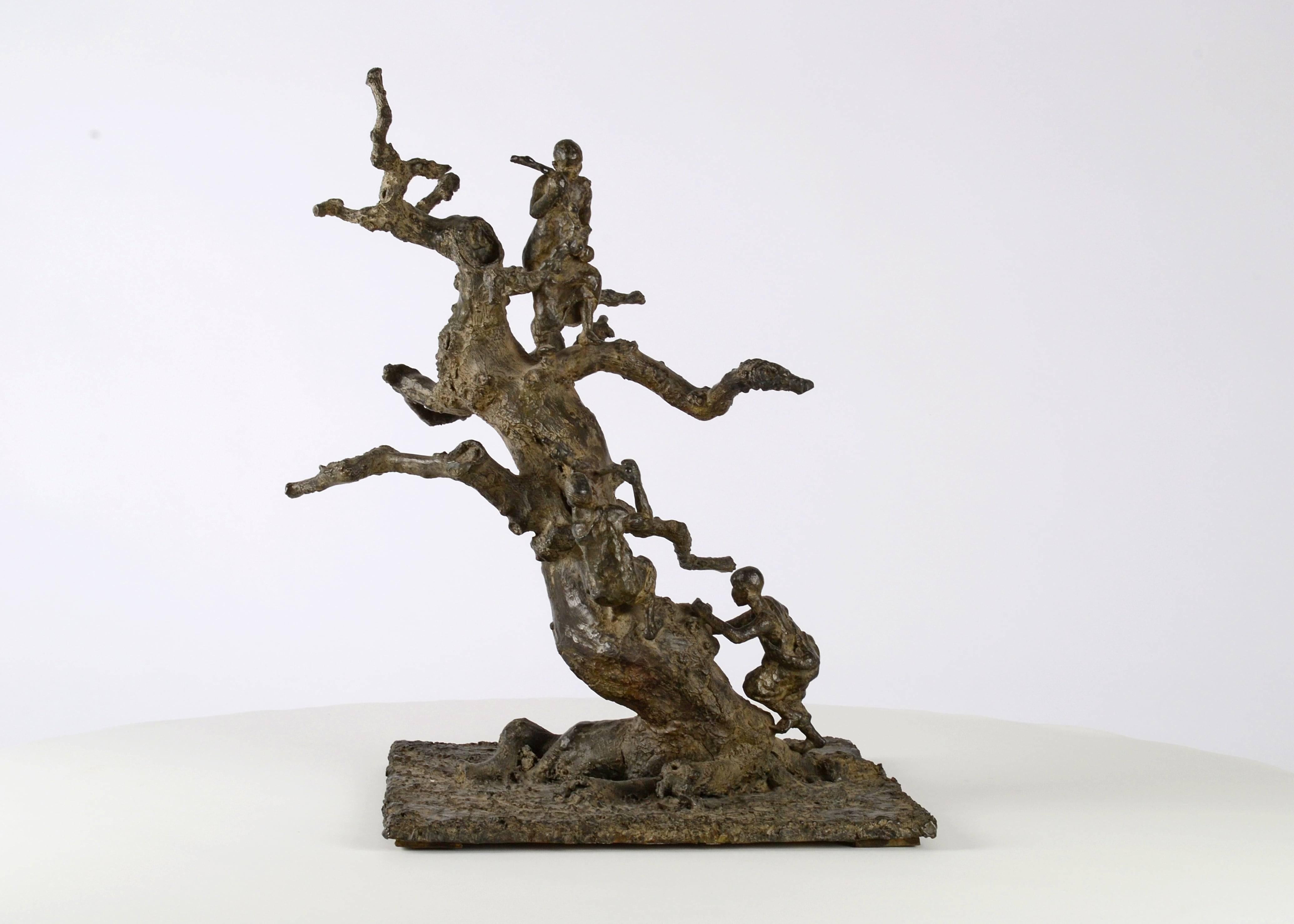 Baum mit Kindern von Marine de Soos – Bronzeskulptur von Kindern beim Spielen im Angebot 2