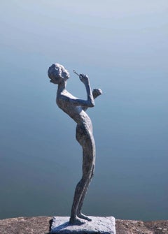 Wandering Light di Marine de Soos - scultura contemporanea in bronzo, figura femminile