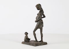Frau mit einer Laterne von Marine de Soos – Bronzeskulptur von Mutter und Kind mit Mutter und Kind