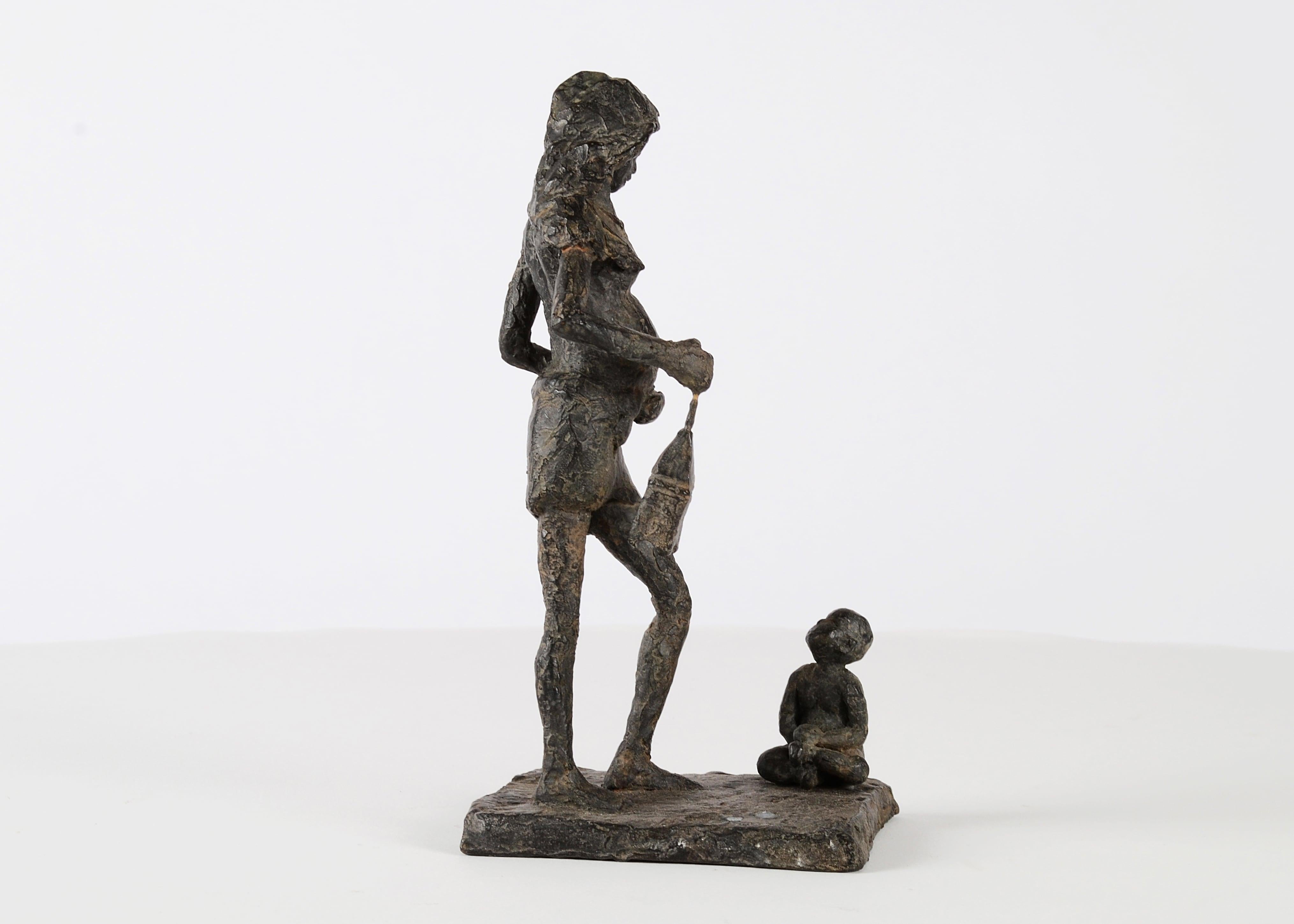 Frau mit einer Laterne von Marine de Soos – Bronzeskulptur von Mutter und Kind mit Mutter und Kind 1