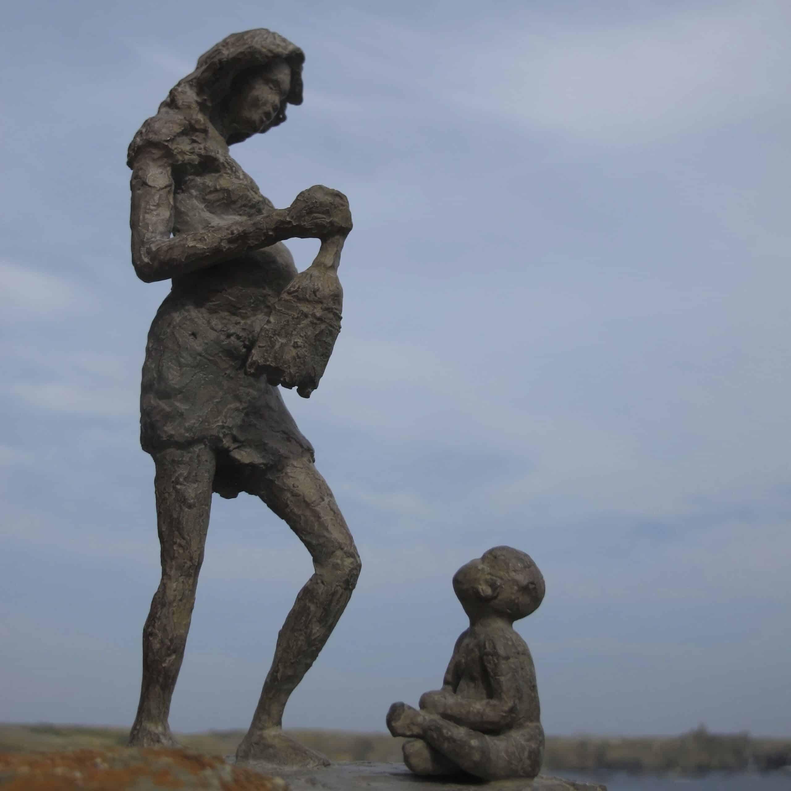 Frau mit einer Laterne von Marine de Soos – Bronzeskulptur von Mutter und Kind mit Mutter und Kind 5