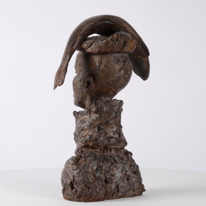 Woman with Fish – Bronzeskulptur einer Frau (Zeitgenössisch), Sculpture, von Marine de Soos