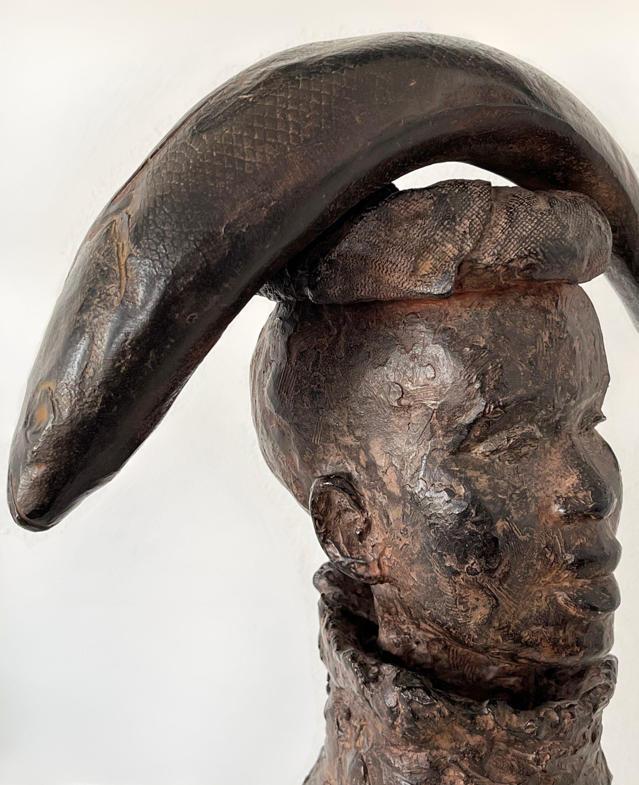 Donna con pesce di Marine de Soos - Scultura in bronzo, ritratto umano, colore marrone in vendita 9