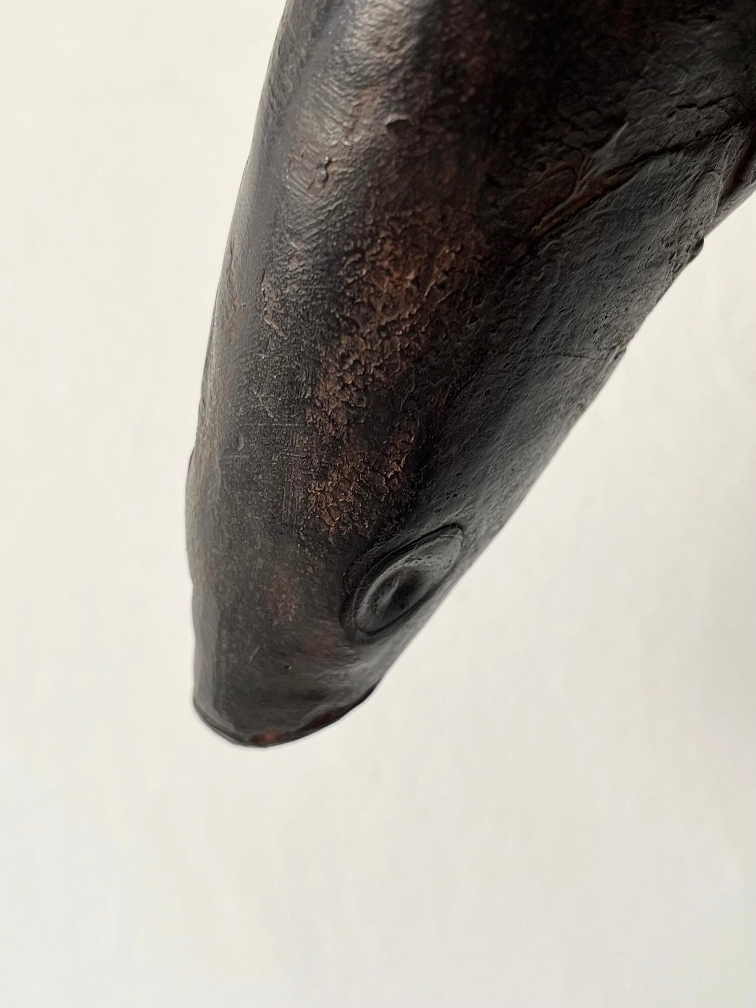 Donna con pesce di Marine de Soos - Scultura in bronzo, ritratto umano, colore marrone in vendita 11