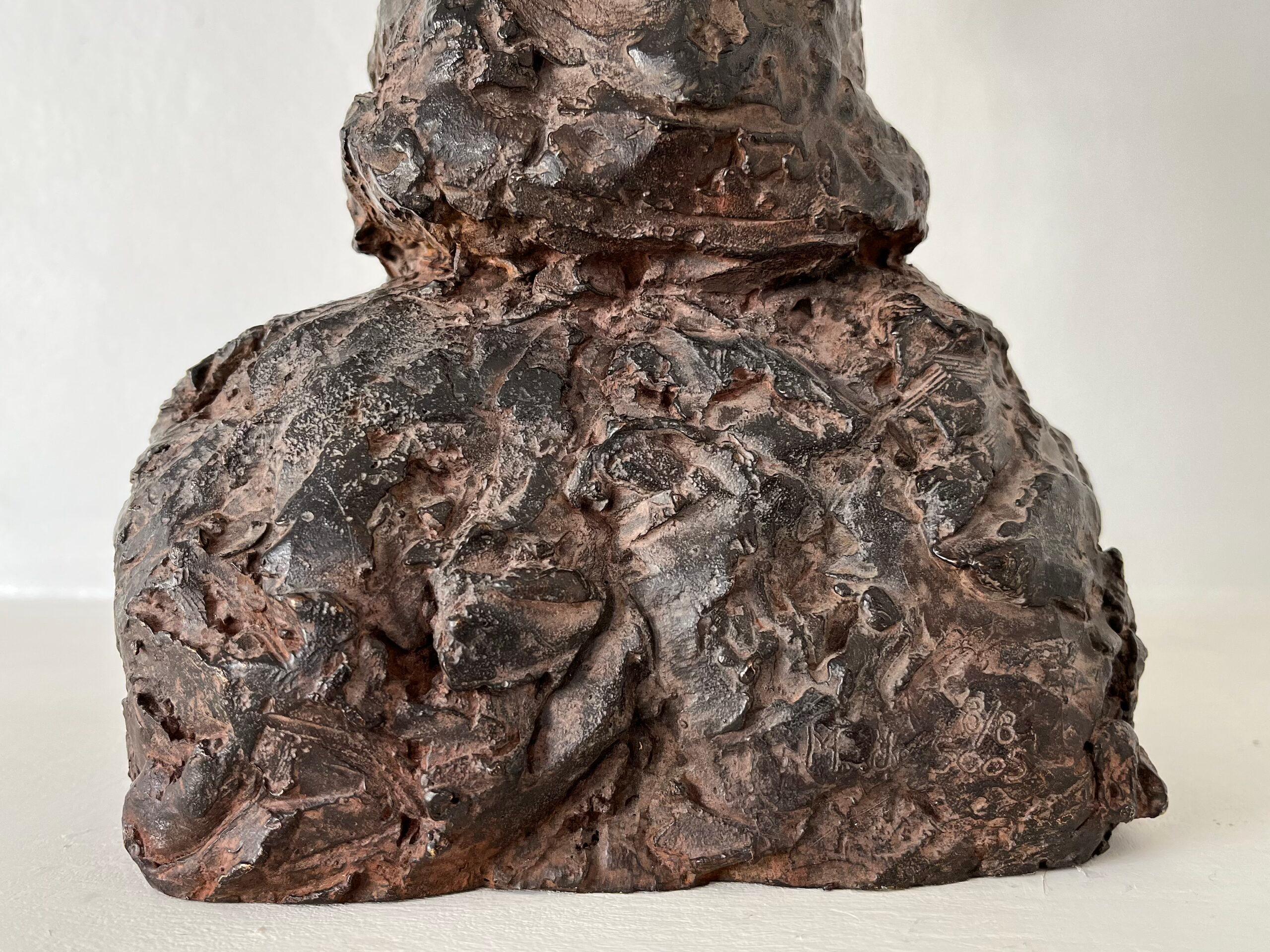Donna con pesce di Marine de Soos - Scultura in bronzo, ritratto umano, colore marrone in vendita 12