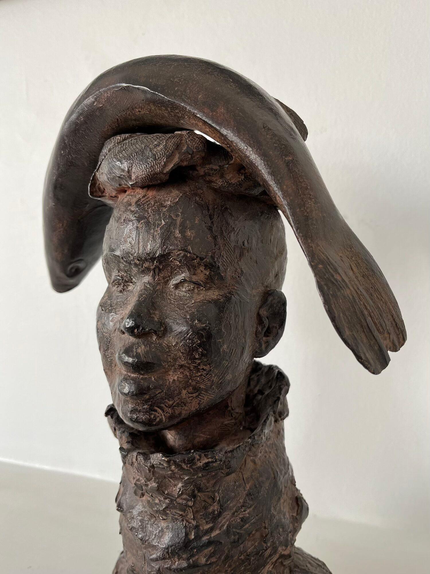 Donna con pesce di Marine de Soos - Scultura in bronzo, ritratto umano, colore marrone in vendita 6