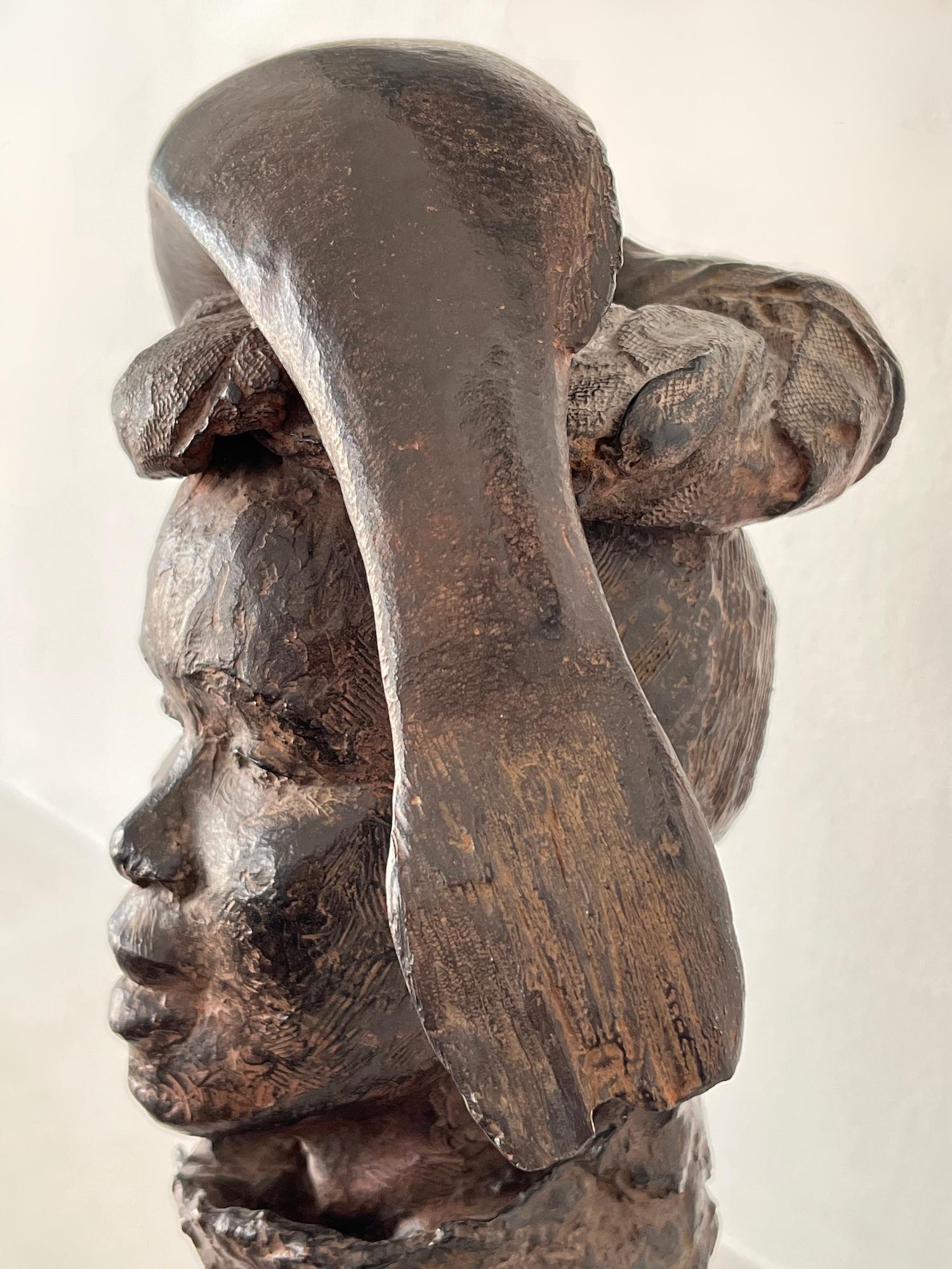 Donna con pesce di Marine de Soos - Scultura in bronzo, ritratto umano, colore marrone in vendita 7