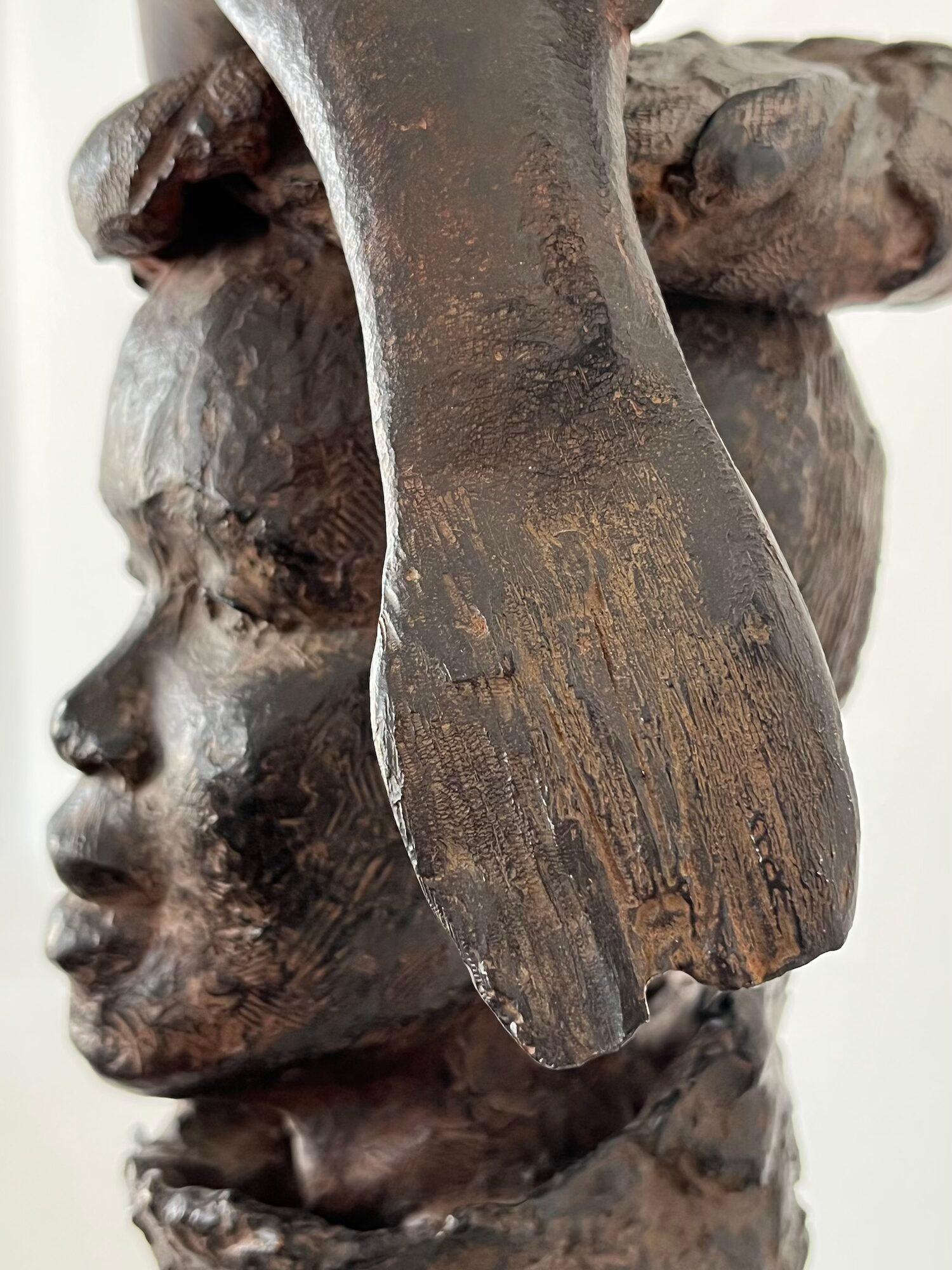 Donna con pesce di Marine de Soos - Scultura in bronzo, ritratto umano, colore marrone in vendita 8