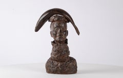 Femme au poisson par Marine de Soos - Sculpture en bronze, portrait humain, tonalité brune