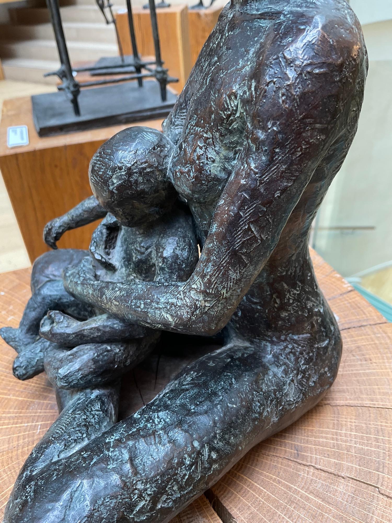 Tú también hijo mío de Marine de Soos - Escultura desnuda de bronce, madre, hijo, familia en venta 9
