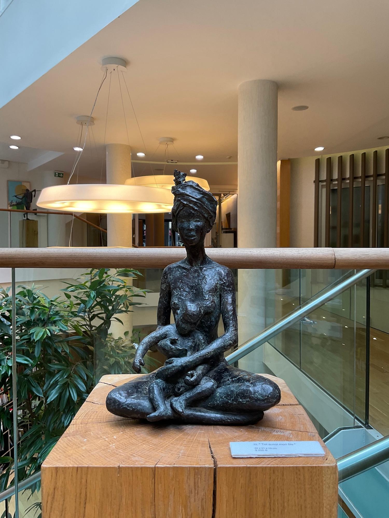 Tú también hijo mío de Marine de Soos - Escultura desnuda de bronce, madre, hijo, familia en venta 2