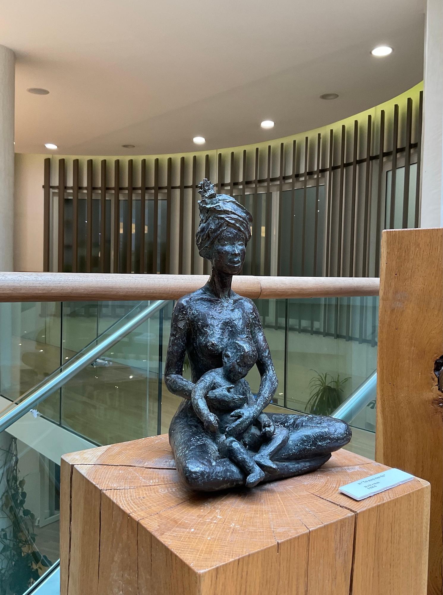 Tú también hijo mío de Marine de Soos - Escultura desnuda de bronce, madre, hijo, familia en venta 3