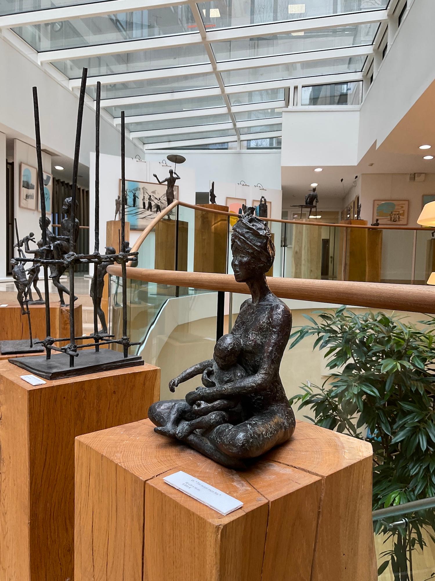 Tú también hijo mío de Marine de Soos - Escultura desnuda de bronce, madre, hijo, familia en venta 7