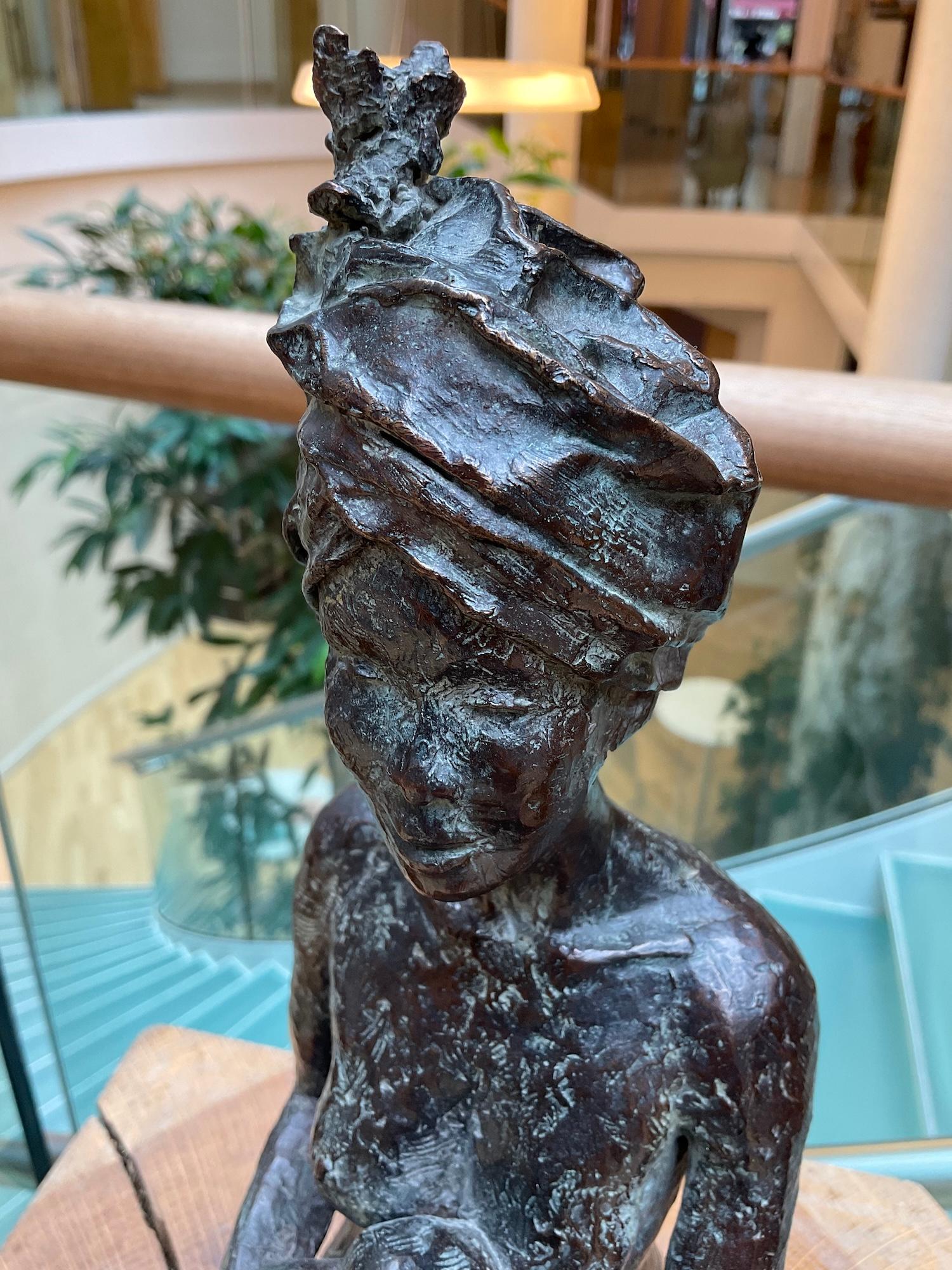 Tú también hijo mío de Marine de Soos - Escultura desnuda de bronce, madre, hijo, familia en venta 8