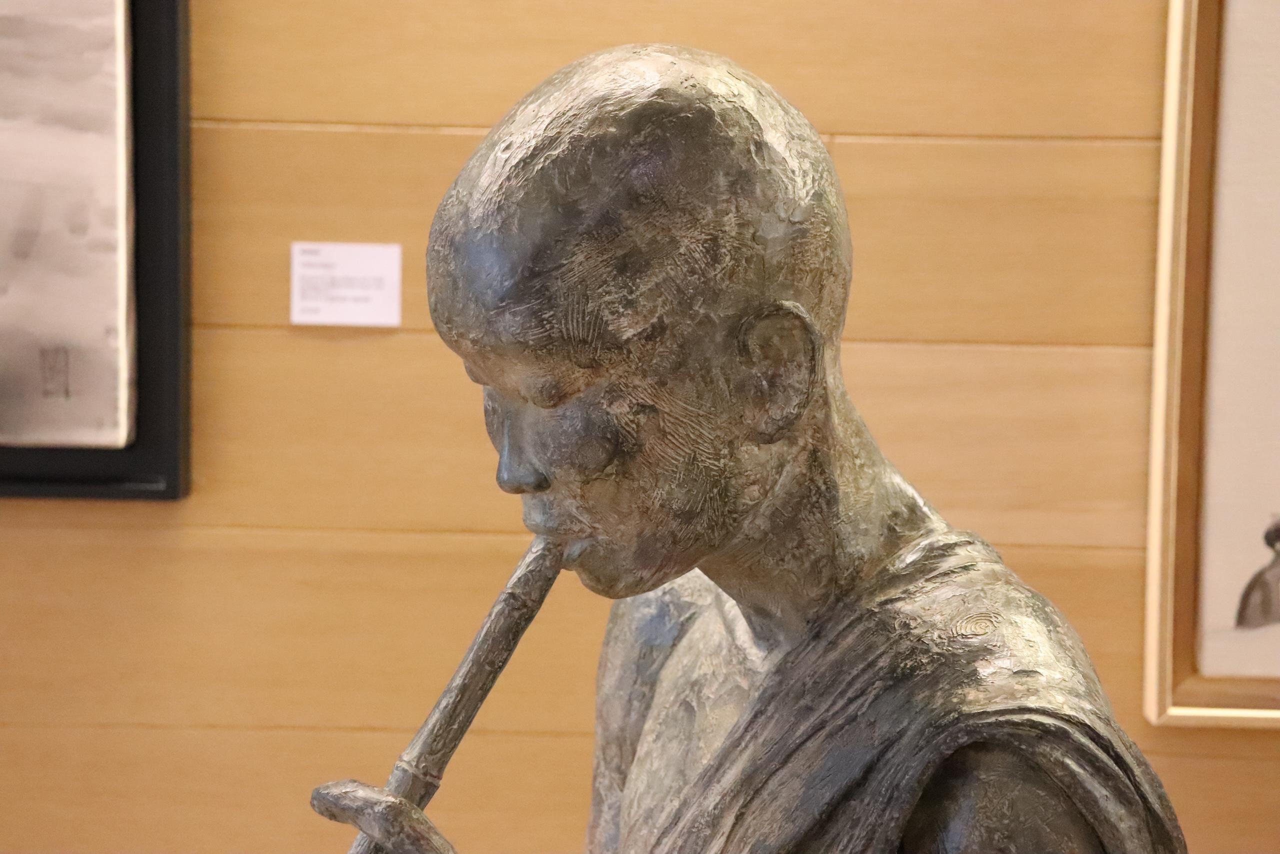 Joven Flautista de Marine de Soos - Escultura de bronce, figurativa, humana, niño en venta 13